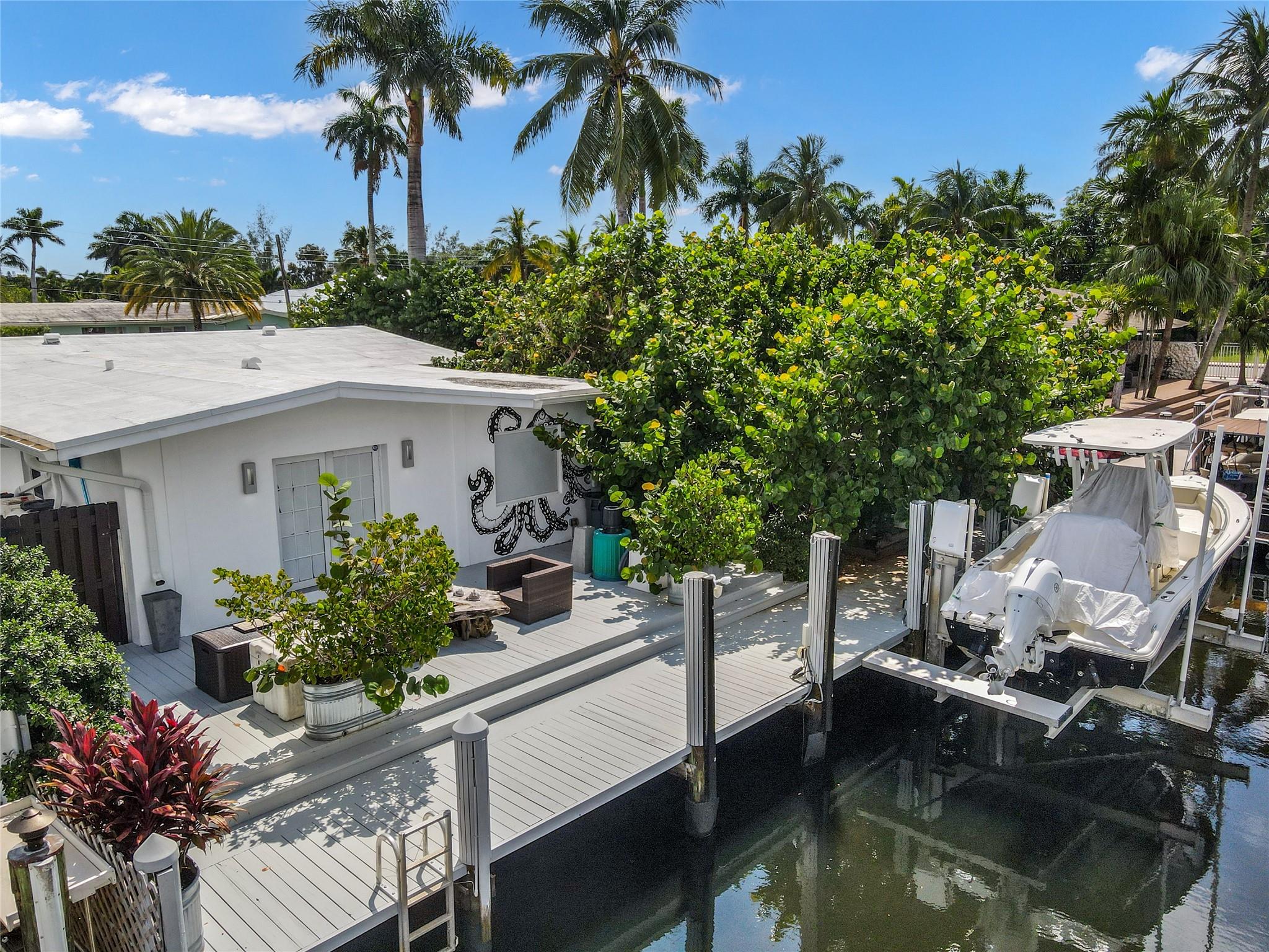 No fixed bridges/No height limits - 20 minutes to open water (Port Everglades)