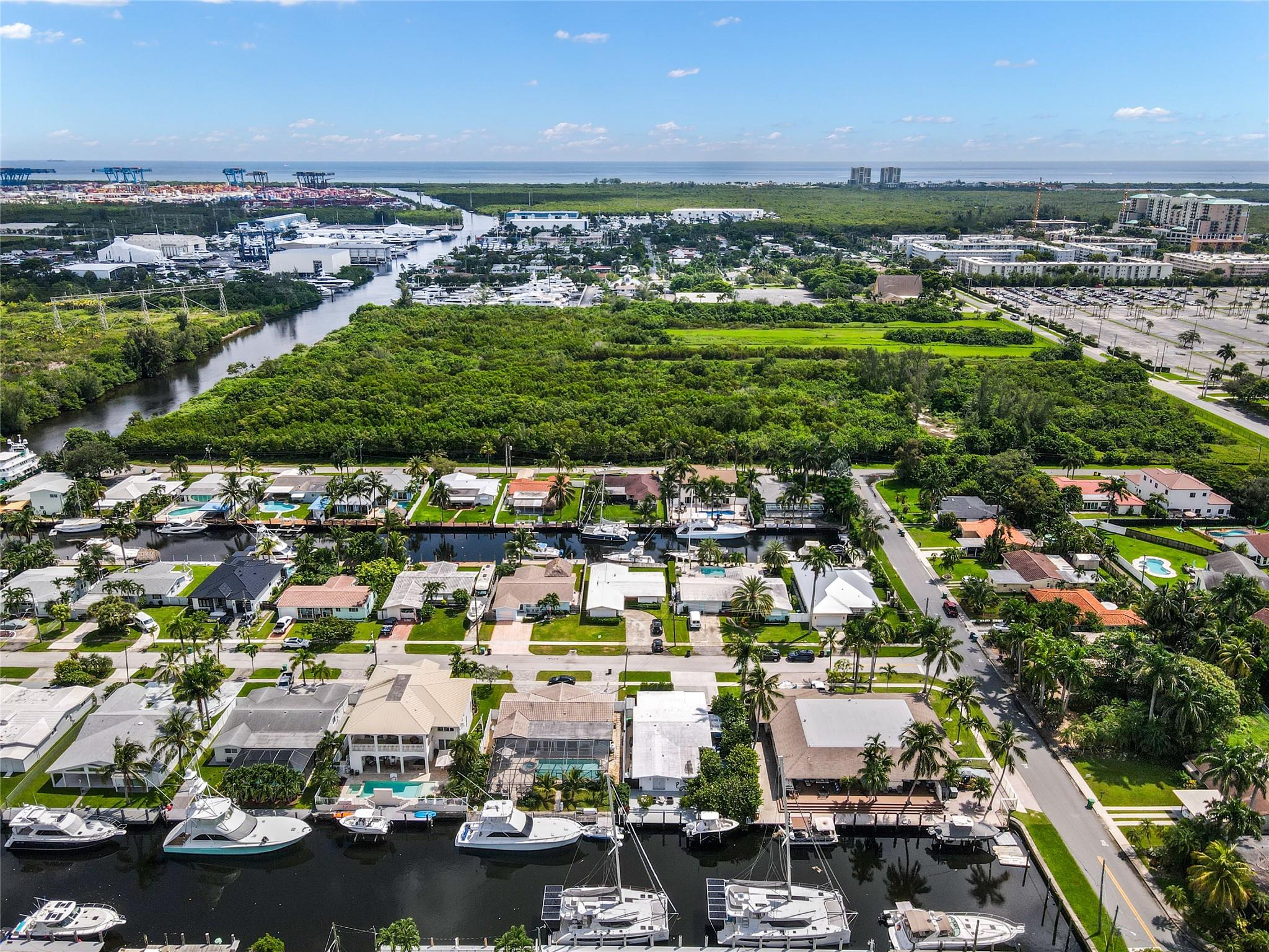 No fixed bridges/No height limits - 20 minutes to open water (Port Everglades)