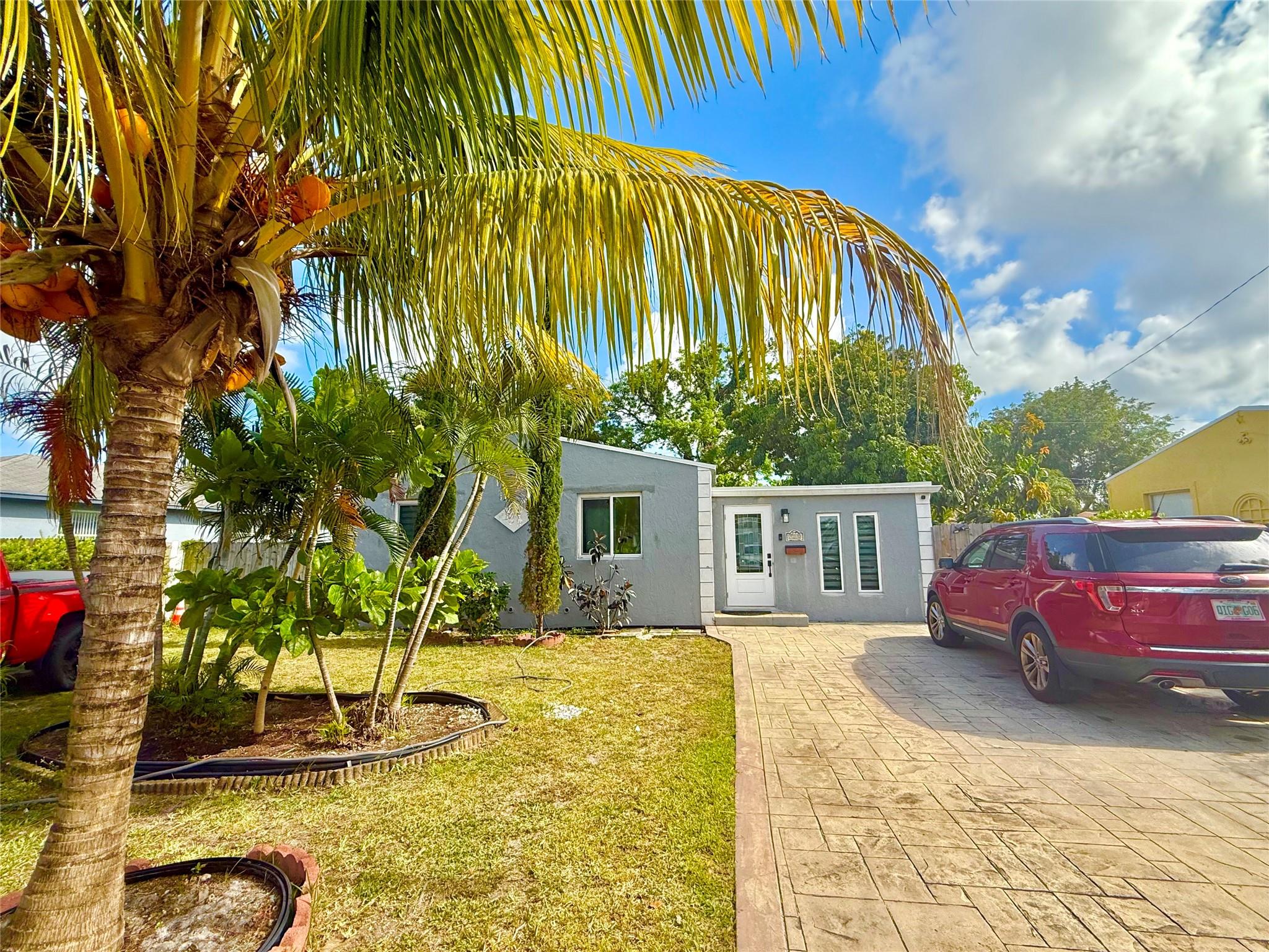 large Drive w 4+ parking spots