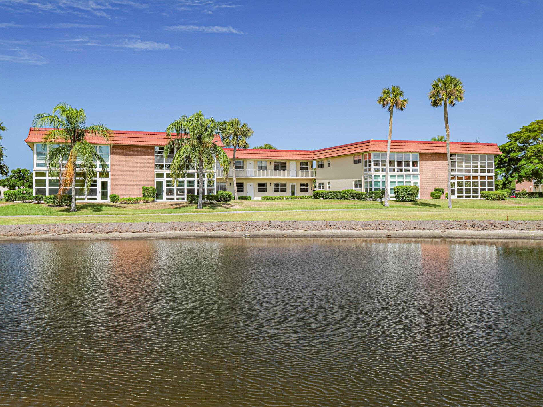 Homes for sale in Vero Beach, FL | 76 Royal Oak Dr #104, Vero Beach, FL 32962 | MLS# R11088000