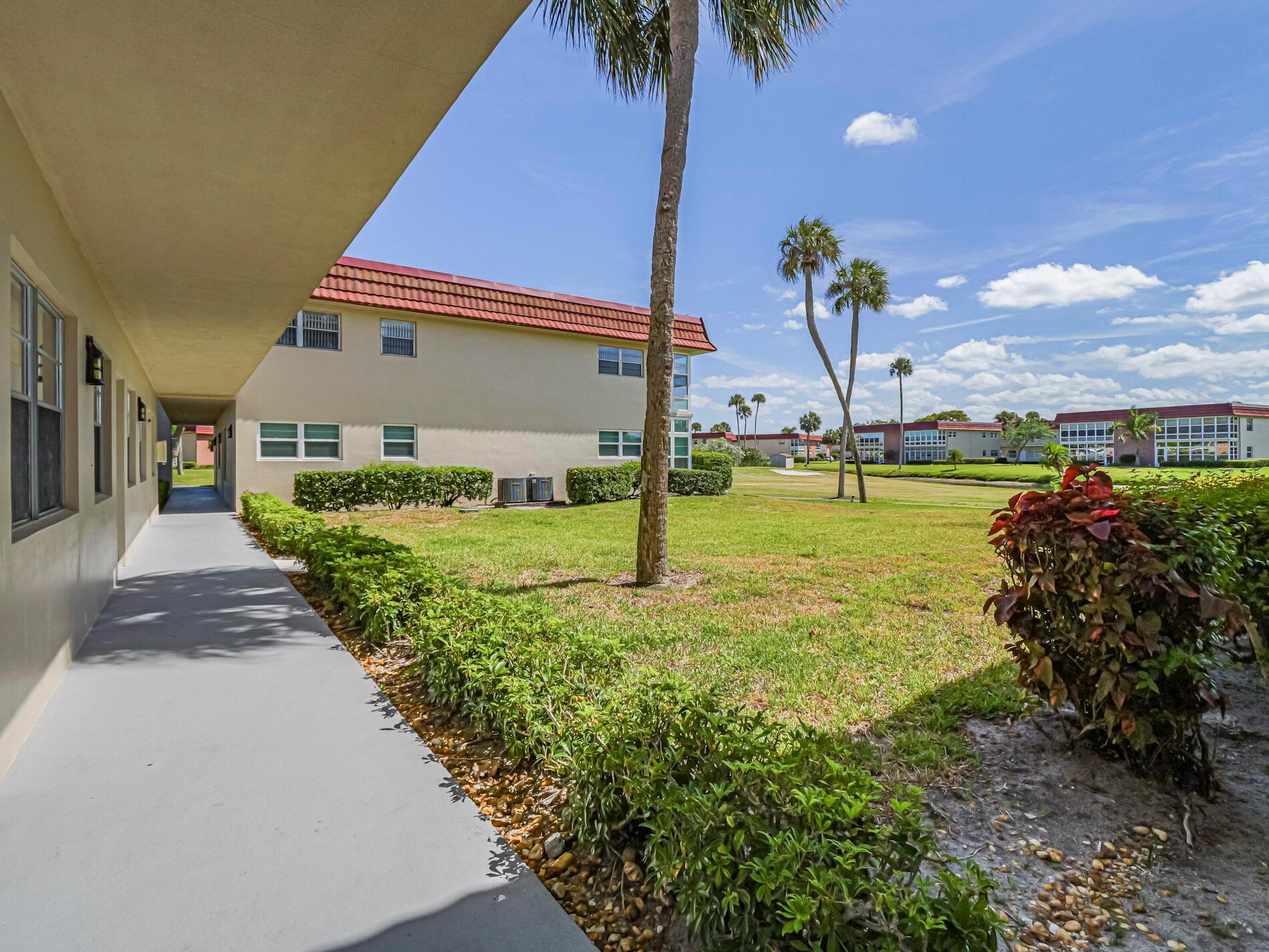 Homes for sale in Vero Beach, FL | 76 Royal Oak Dr #104, Vero Beach, FL 32962 | MLS# R11088000