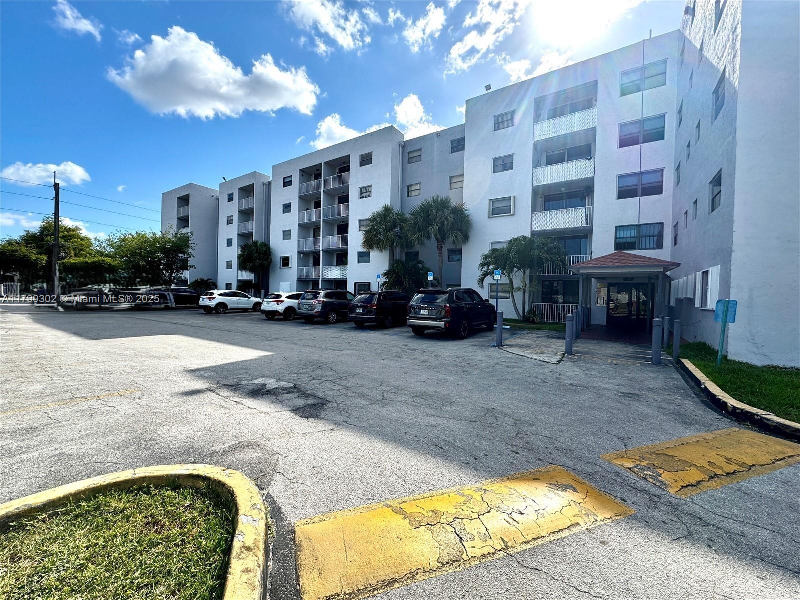 Fontainebleau Gardens Con