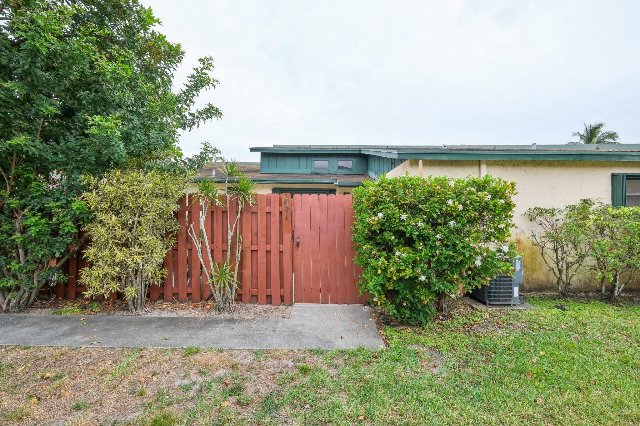 Homes for sale in Palm Springs, FL | 1091 Manor Dr, Palm Springs, FL 33461 | MLS# F10502072