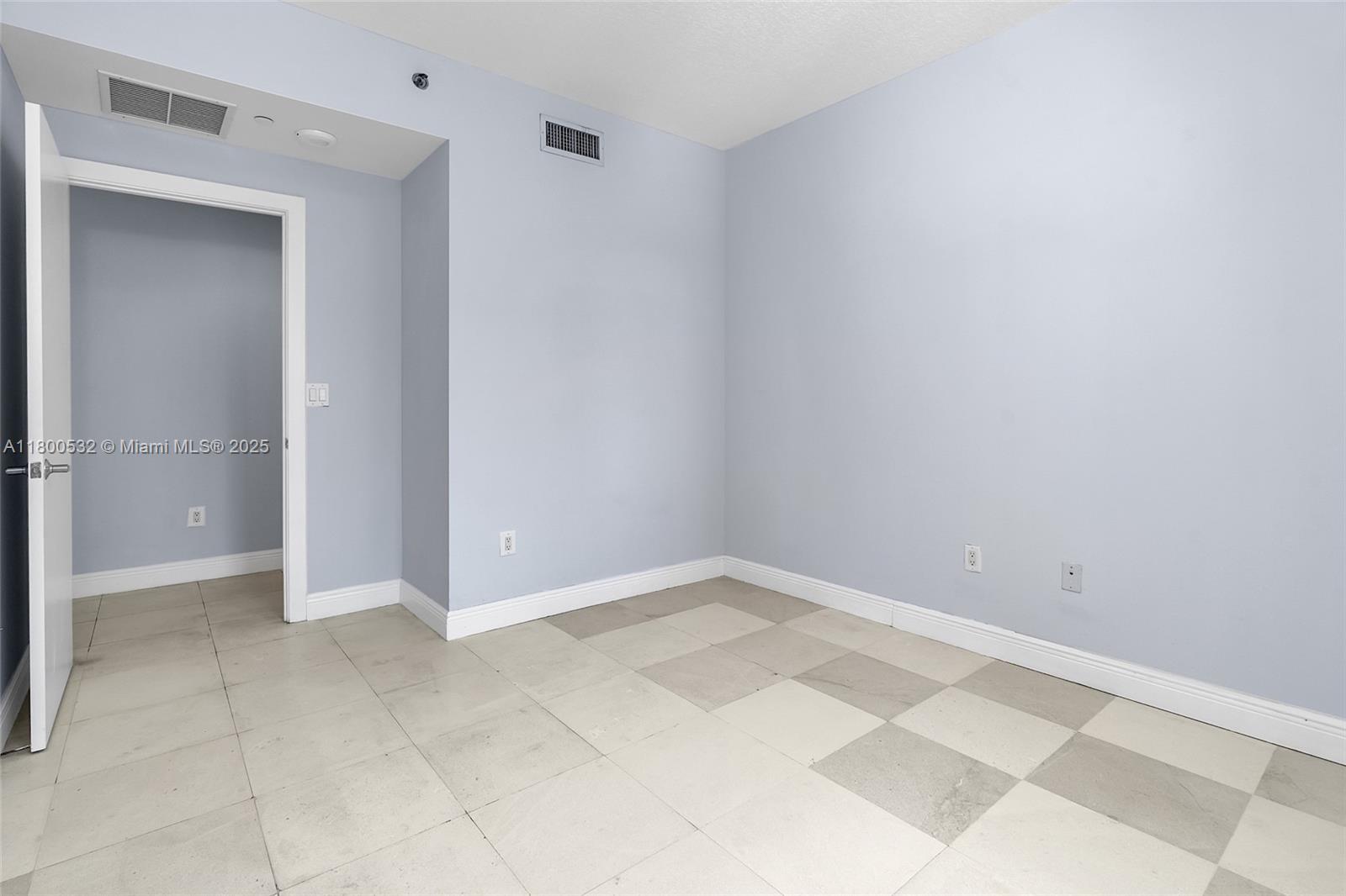 1060 Brickell Ave #1811, Miami FL 33131