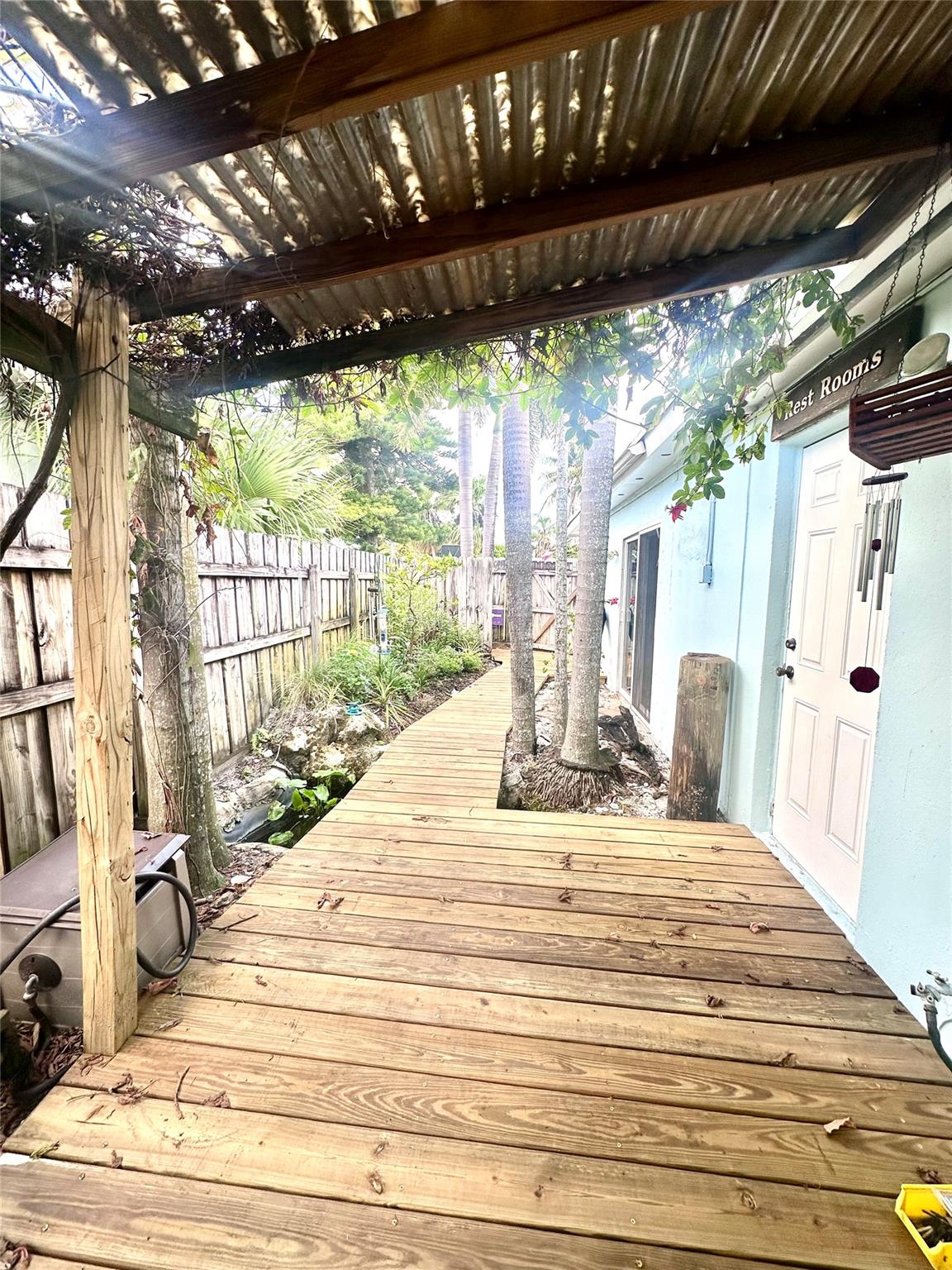 Side deck seating area