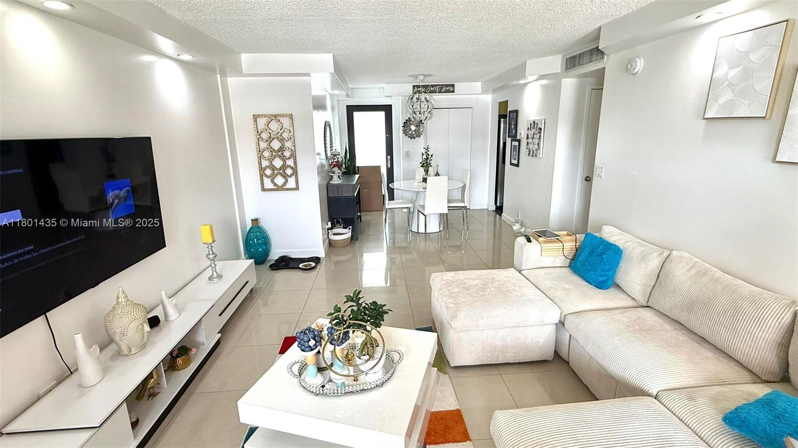 Yacht Club Condo (The)