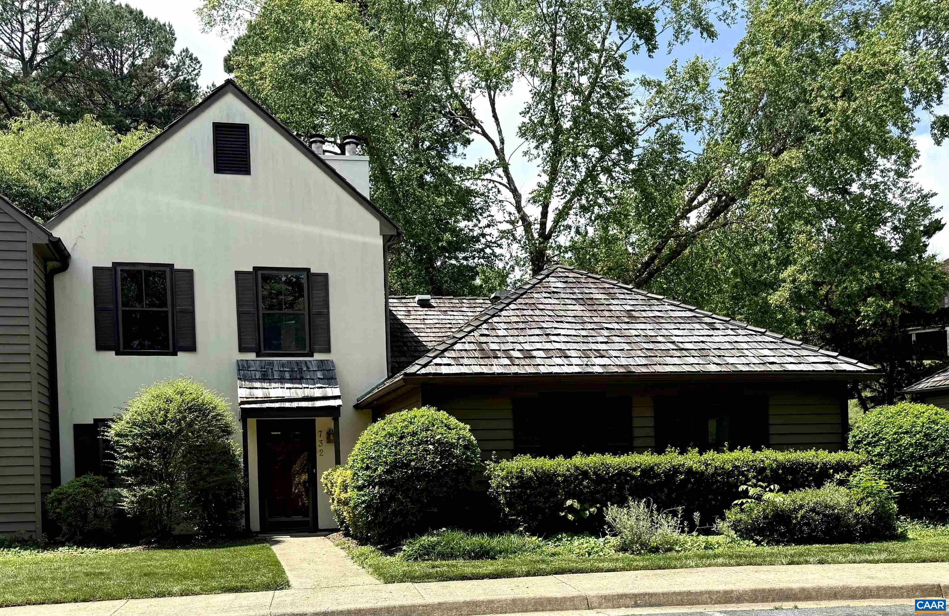 Light filled 2 bedroom 2 story townhome.  2 Bedrooms & 1.5 baths. Overlooking a delightful outdoor garden area.  Lots of upgrades.  New appliances… washer, dryer, refrigerator, range and dishwasher.  New flooring upstairs and downstairs.    Located in the beautiful, serene RiverRun neighborhood. This popular RiverRun neighborhood is convenient to both Downtown and 29 North. The community's most appealing feature may be the fact that its residents can walk to Meadowcreek Golf Course and Pen Park; which includes tennis courts, playing fields,  playgrounds, and fitness/walking trails that wind down to the Rivanna River.  A walkable neighborhood perfect for residents and their fur baby family members.  Also includes a community pool!  This one is a charmer.  1 YEAR HOMEOWNERS WARRANTY INCLUDED!