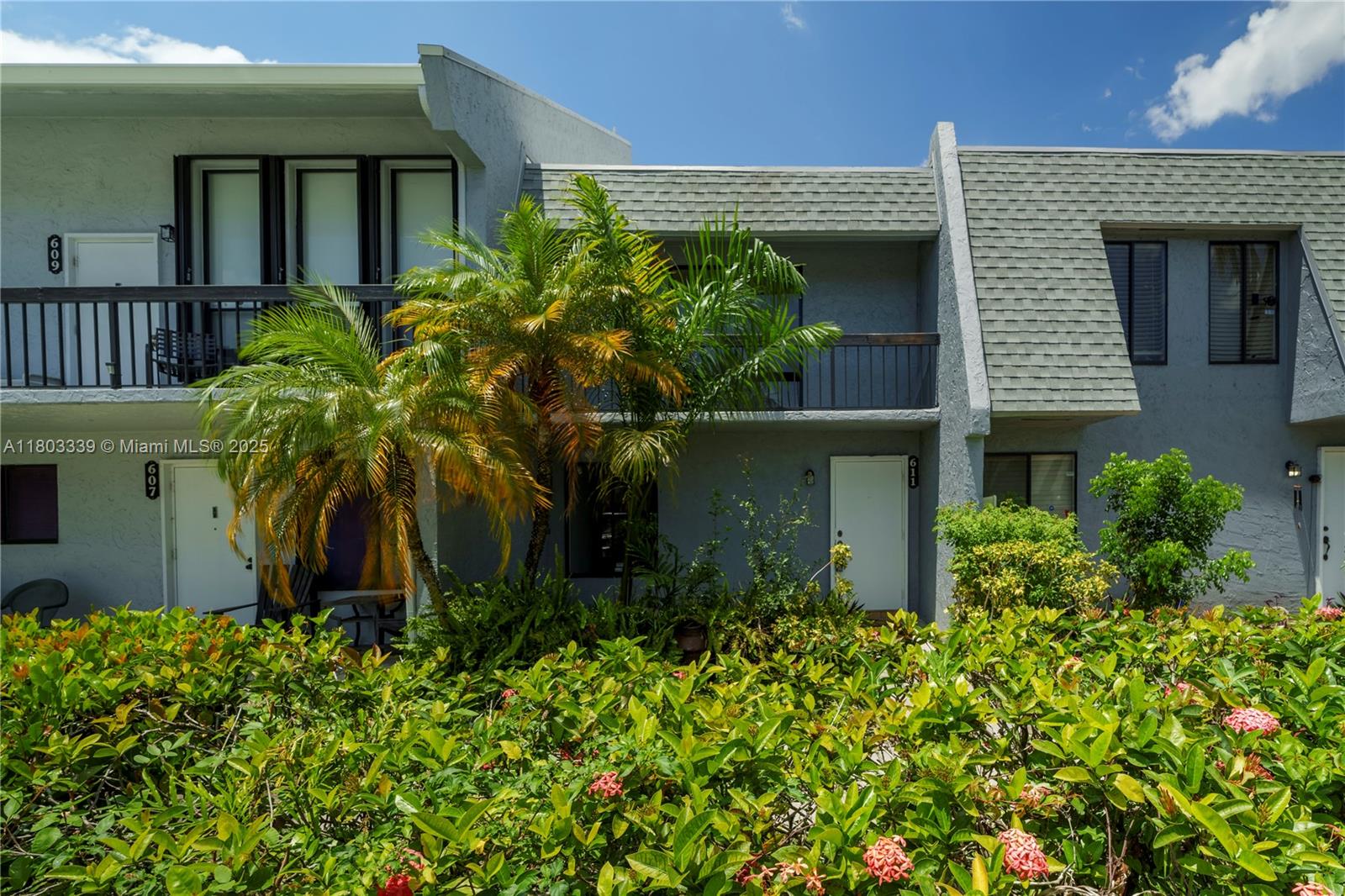 Village Townhouses Jacara