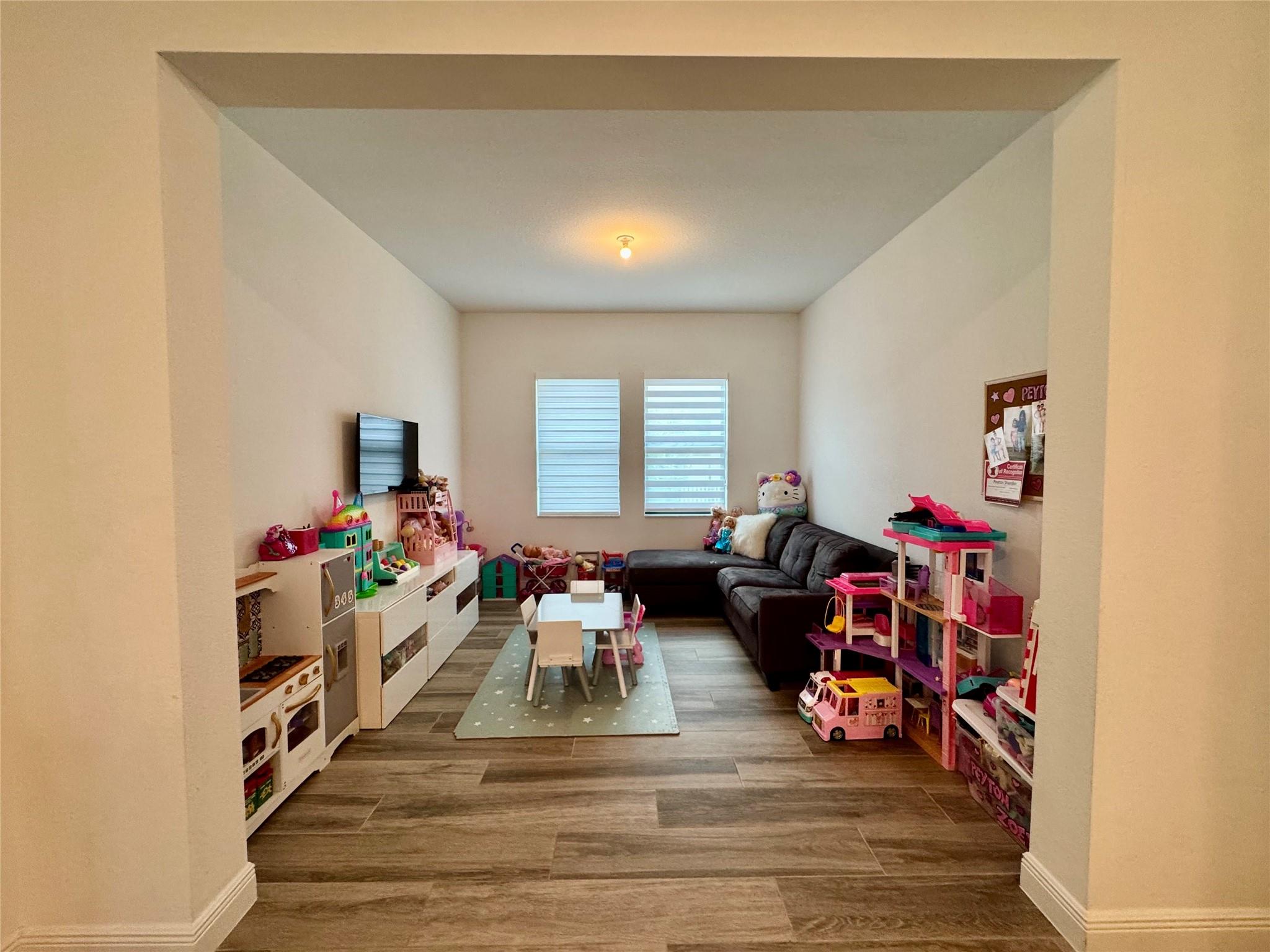 officer/4th bedroom/den