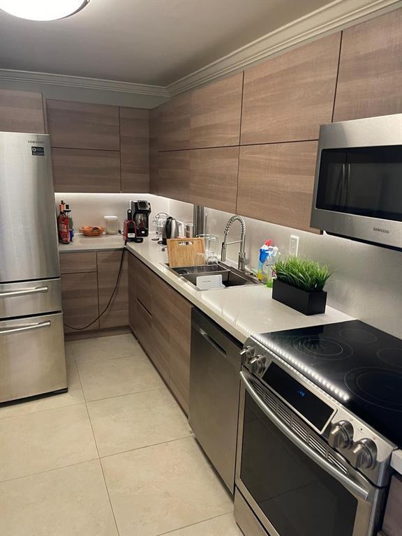 Residences On Hollywood B