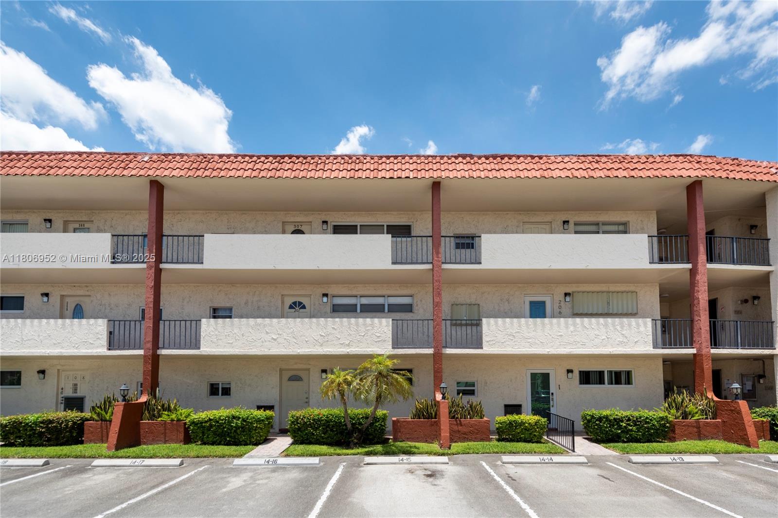 Homes for sale in Pembroke Pines, FL | 9823 S Hollybrook Lake Dr #105, Pembroke Pines, FL 33025 | MLS# A11806952