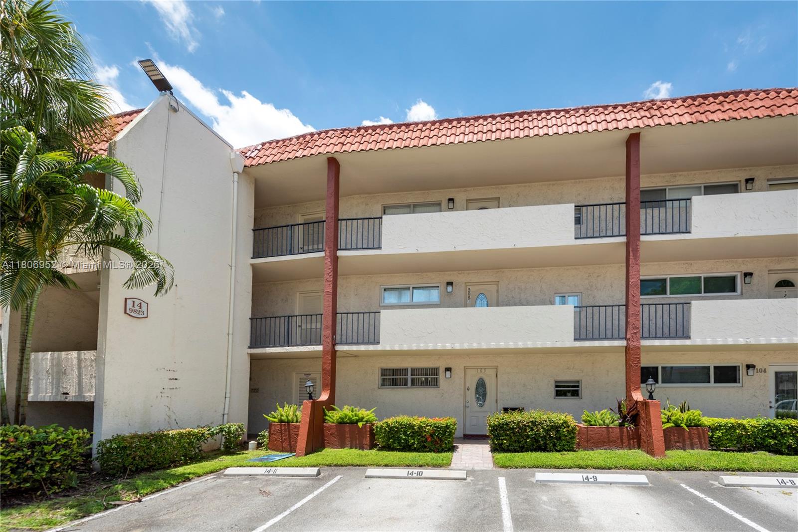 Homes for sale in Pembroke Pines, FL | 9823 S Hollybrook Lake Dr #105, Pembroke Pines, FL 33025 | MLS# A11806952