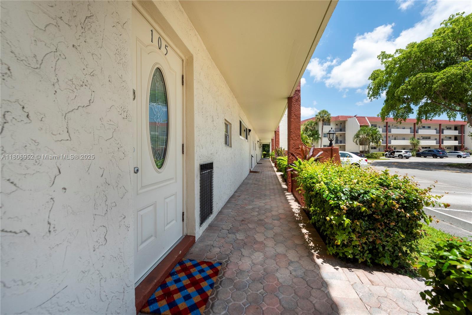 Homes for sale in Pembroke Pines, FL | 9823 S Hollybrook Lake Dr, Pembroke Pines, FL 33025