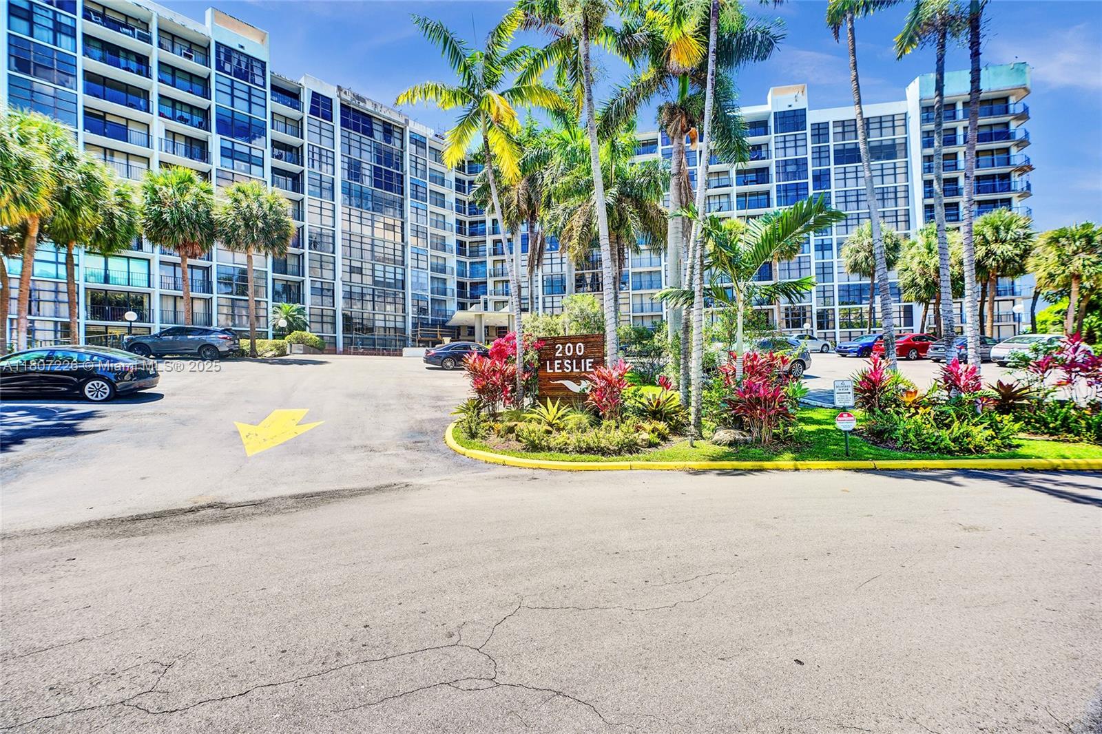 200 Leslie Condo