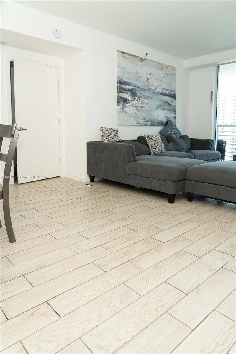 325 S Biscayne Blvd #1521, Miami FL 33131