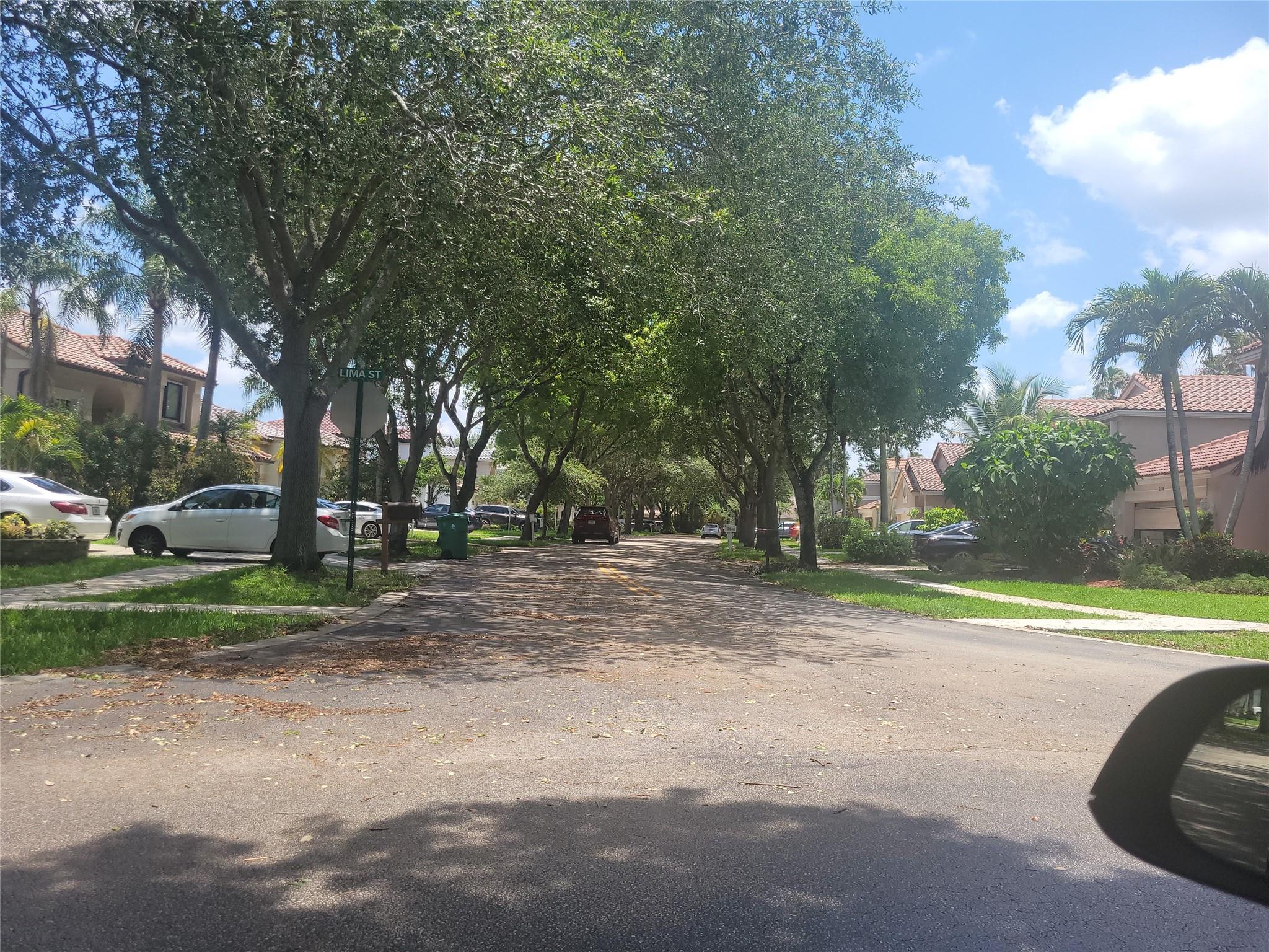 Beautifully Maintained Matured Neighborhood