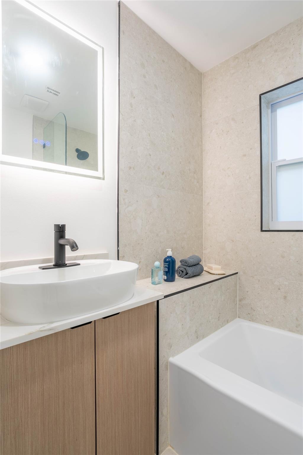 Guest Bathroom w/Tub
