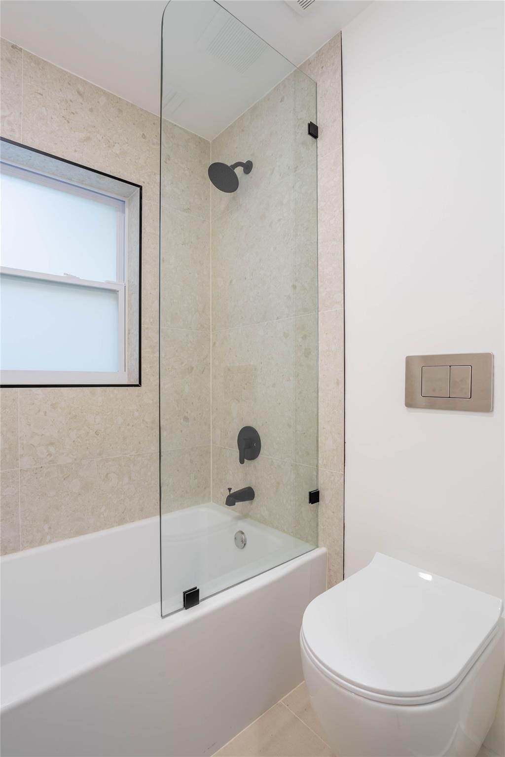 Guest Bathroom w/Tub
