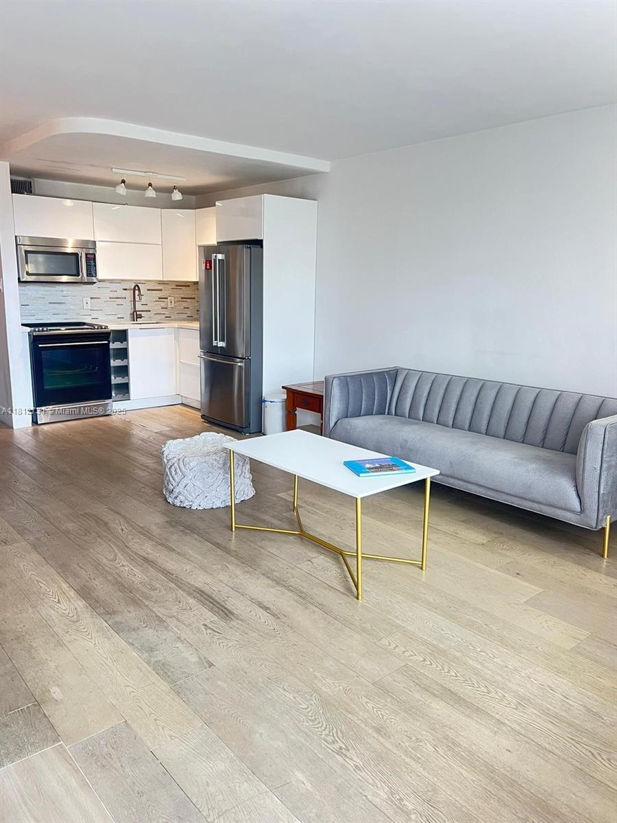 No Bay White House No 4 C