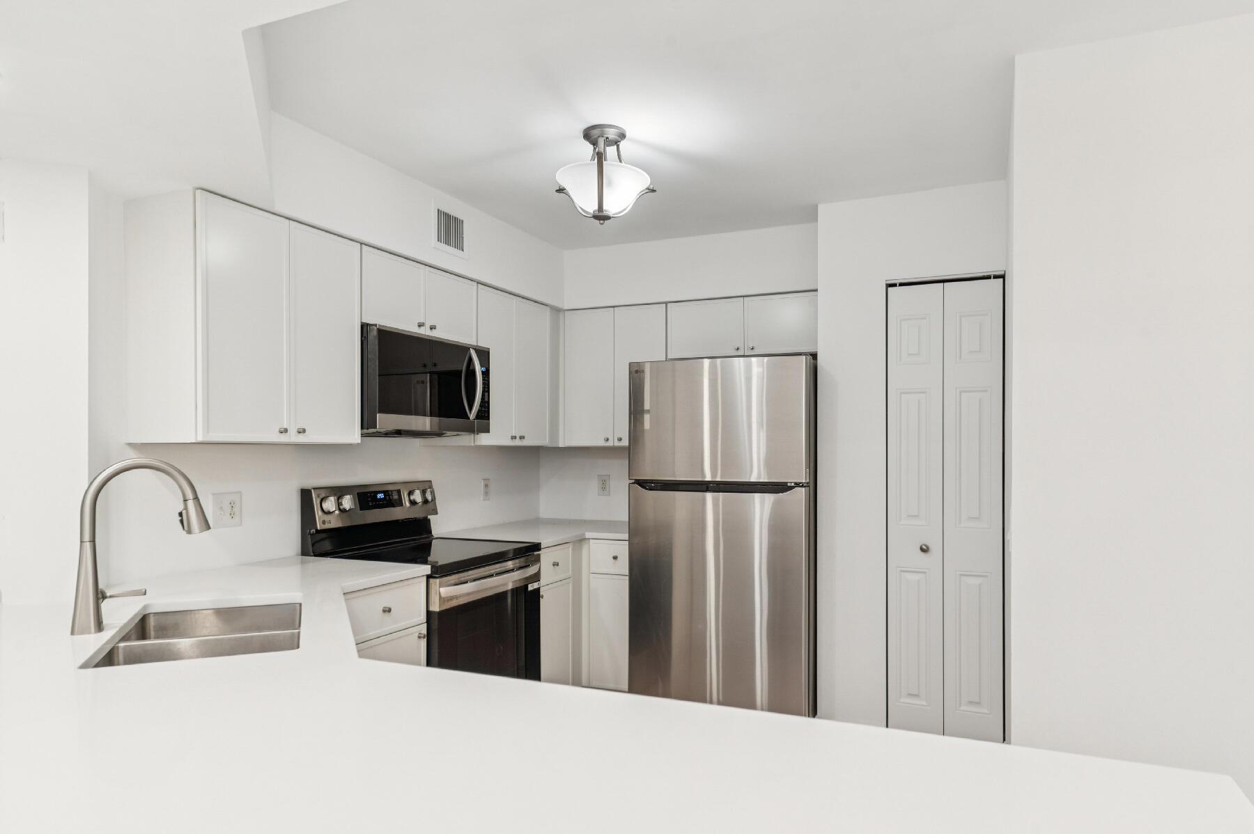 Homes for sale in Hypoluxo, FL | 400 Scotia Dr #303, Hypoluxo, FL 33462 | MLS# R11096471