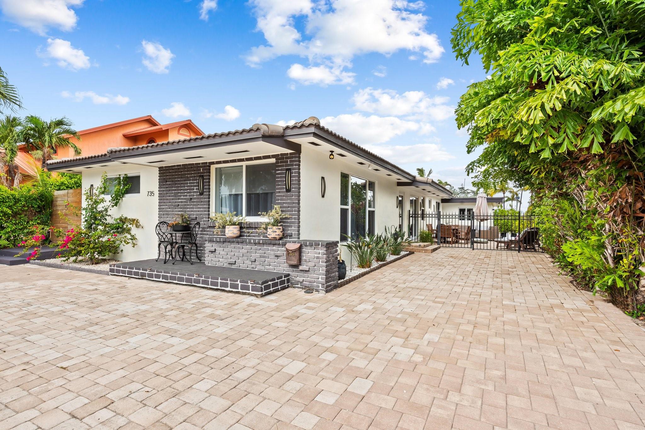 Hollywood Lakes Sec 1-32