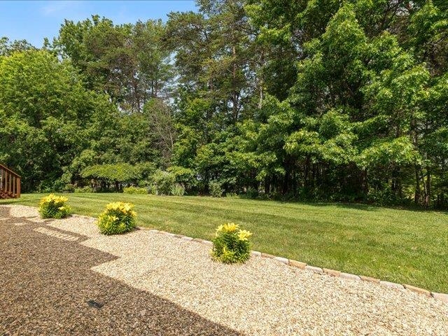 41 Hickory Nut Ln