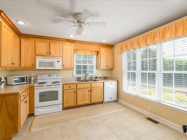 41 Hickory Nut Ln