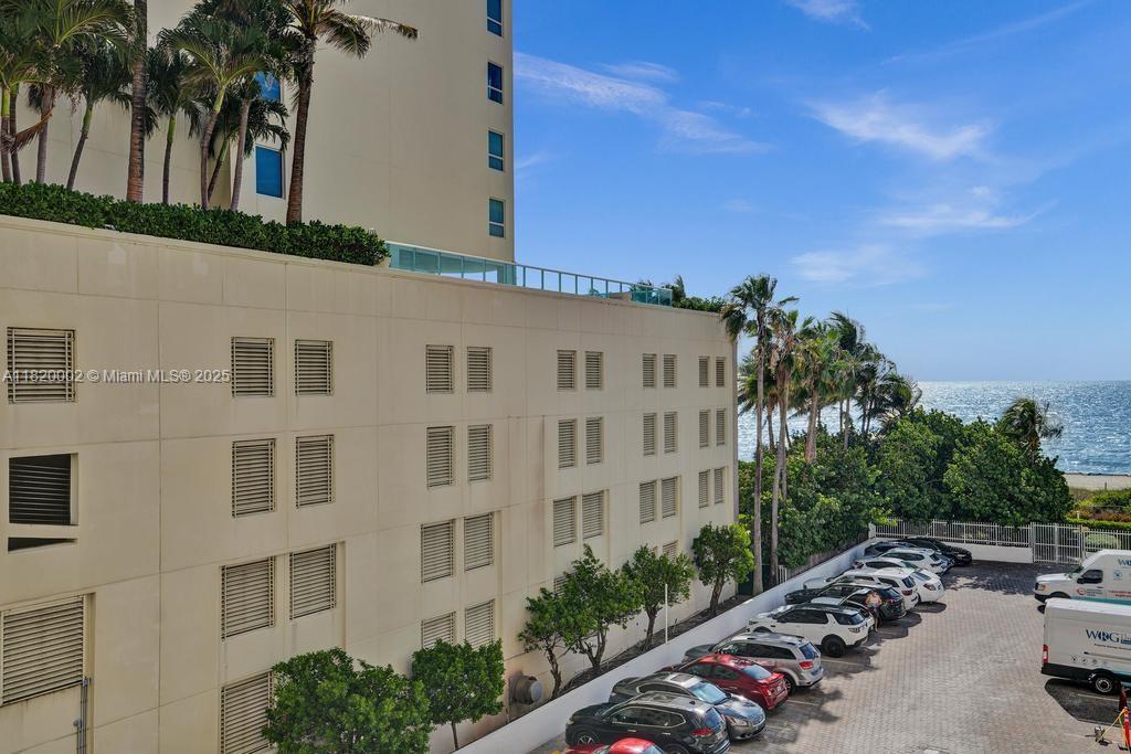 5005 Collins Ave 424