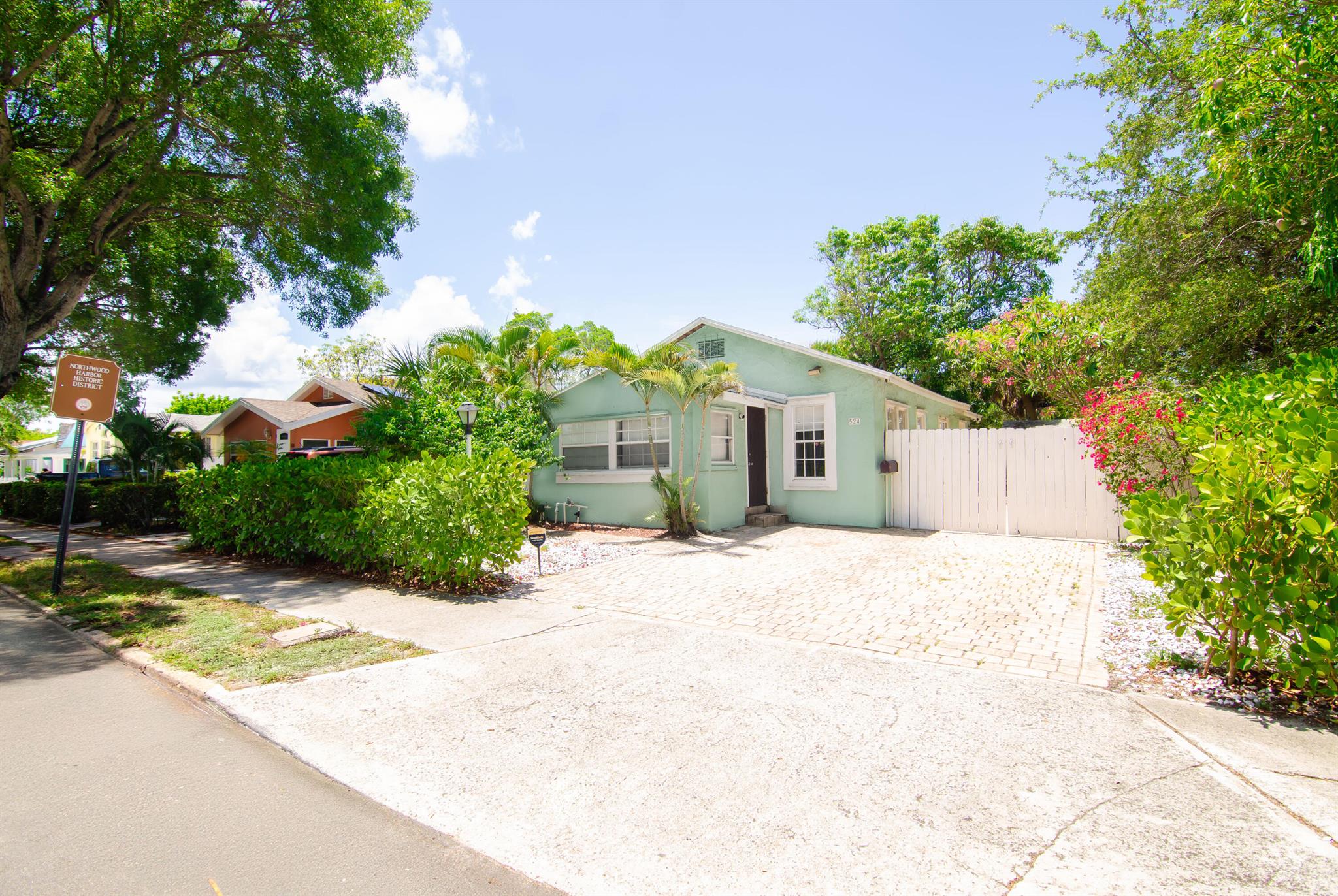 524 50th Street West Palm Beach FL 33407 | R11099854