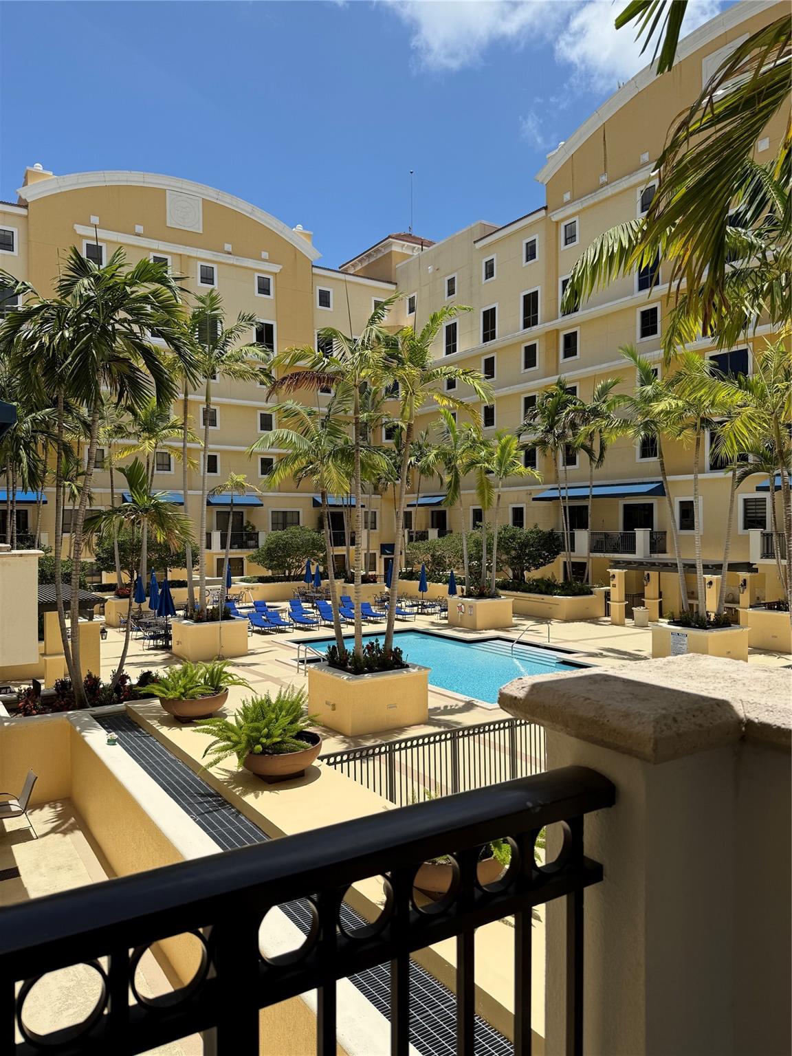 Colonnde At Dadeland