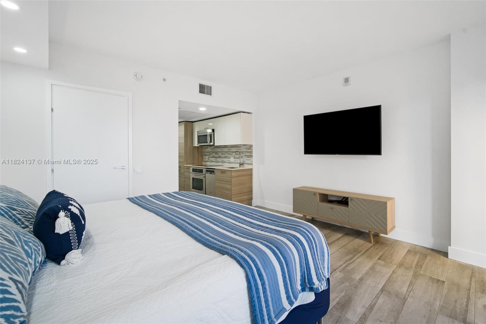 1300 Brickell Bay Dr #905, Miami FL 33131
