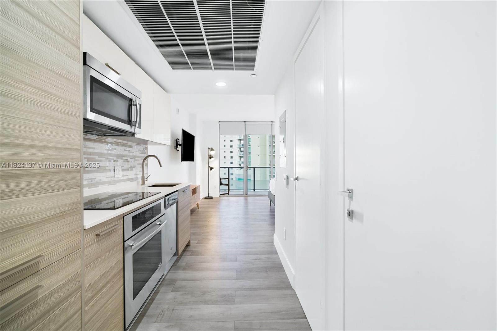 1300 Brickell Bay Dr #905, Miami FL 33131