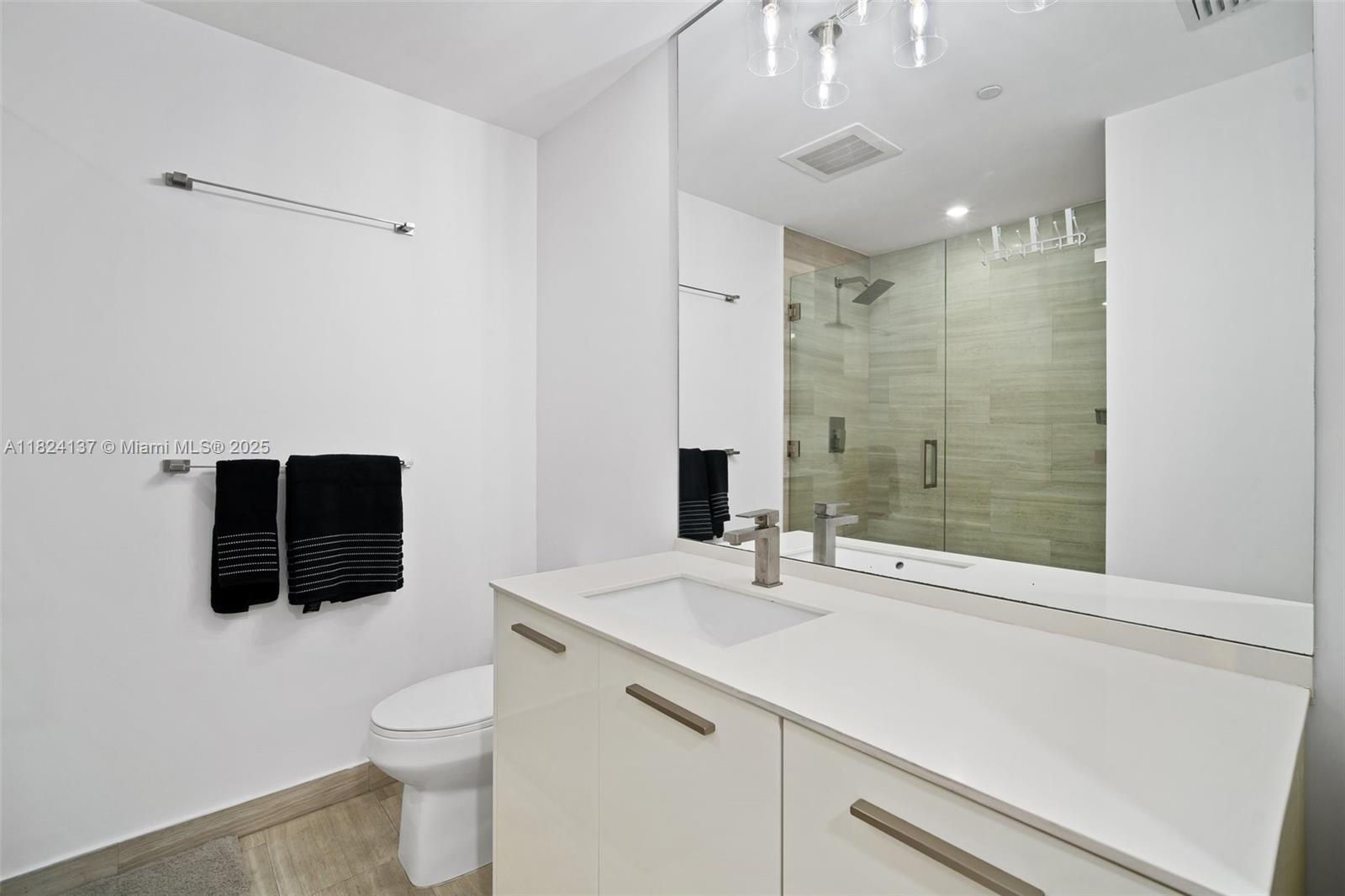1300 Brickell Bay Dr #905, Miami FL 33131