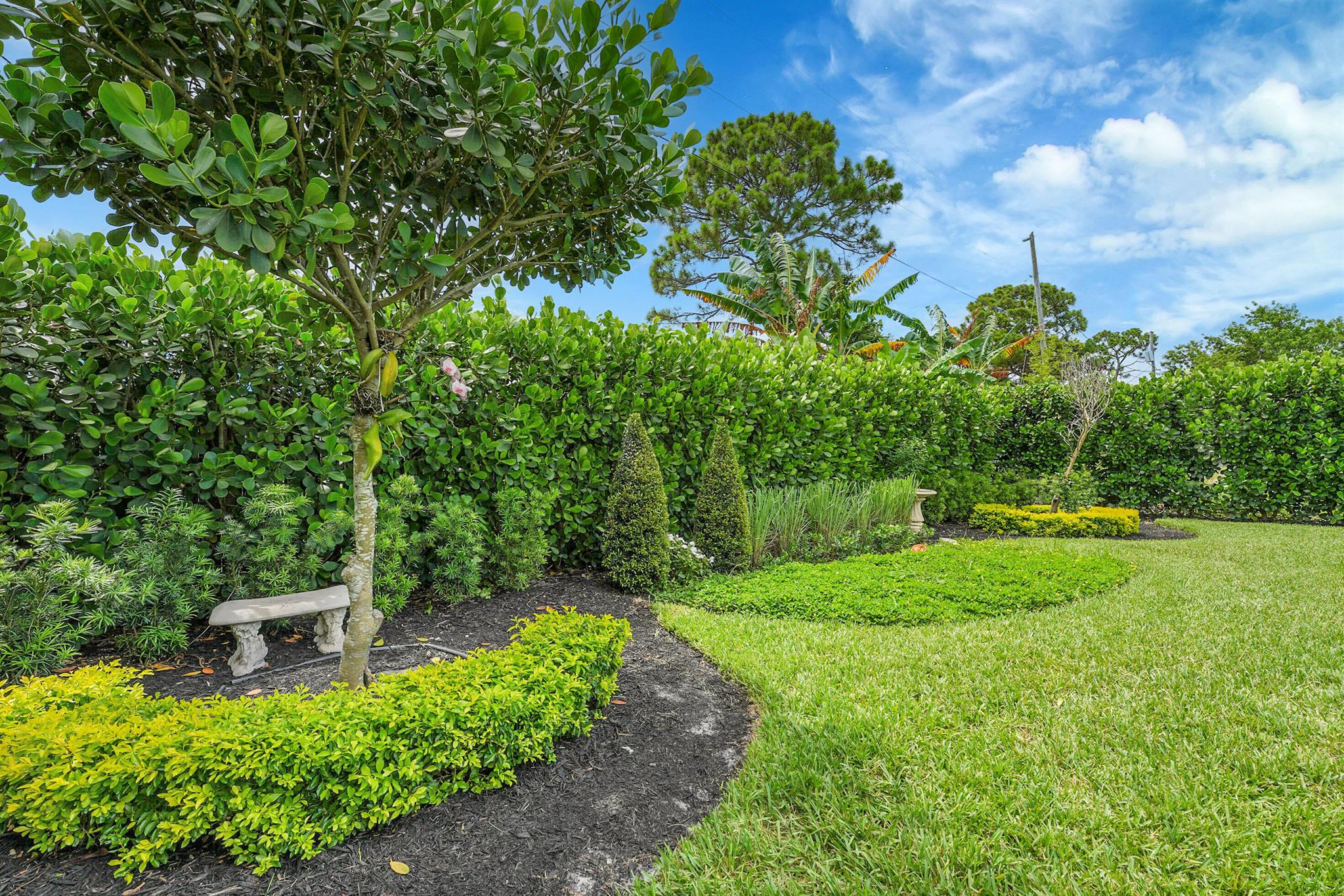 Homes for sale in Stuart, FL | 5715 Se Pine Dr, Stuart, FL 34997 | MLS# R11101533