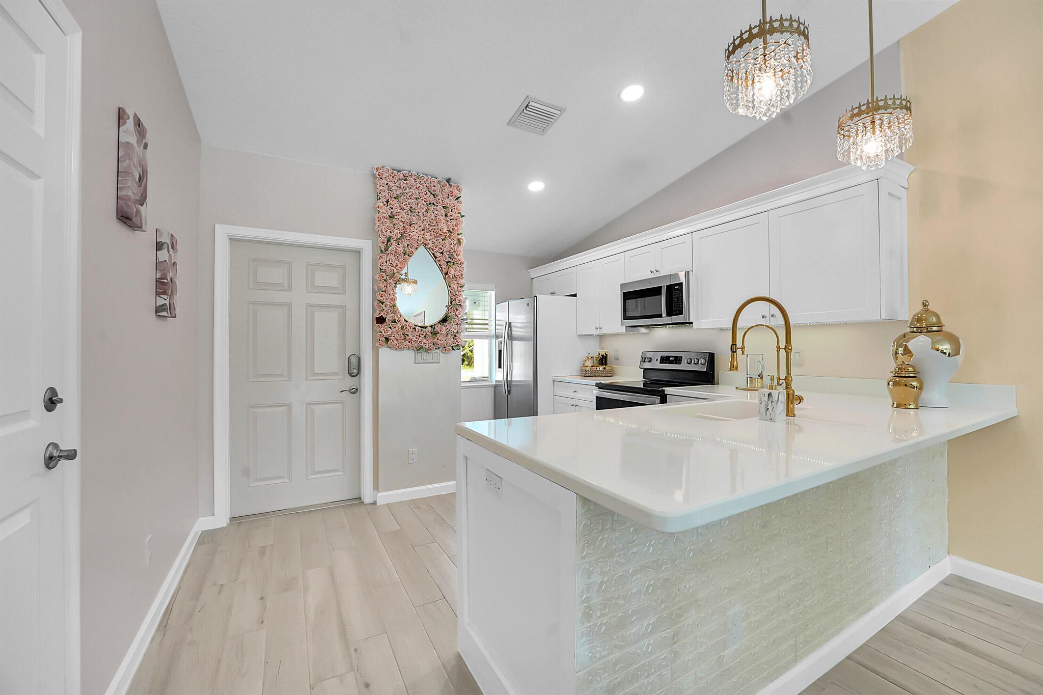 Homes for sale in Stuart, FL | 5715 Se Pine Dr, Stuart, FL 34997 | MLS# R11101533