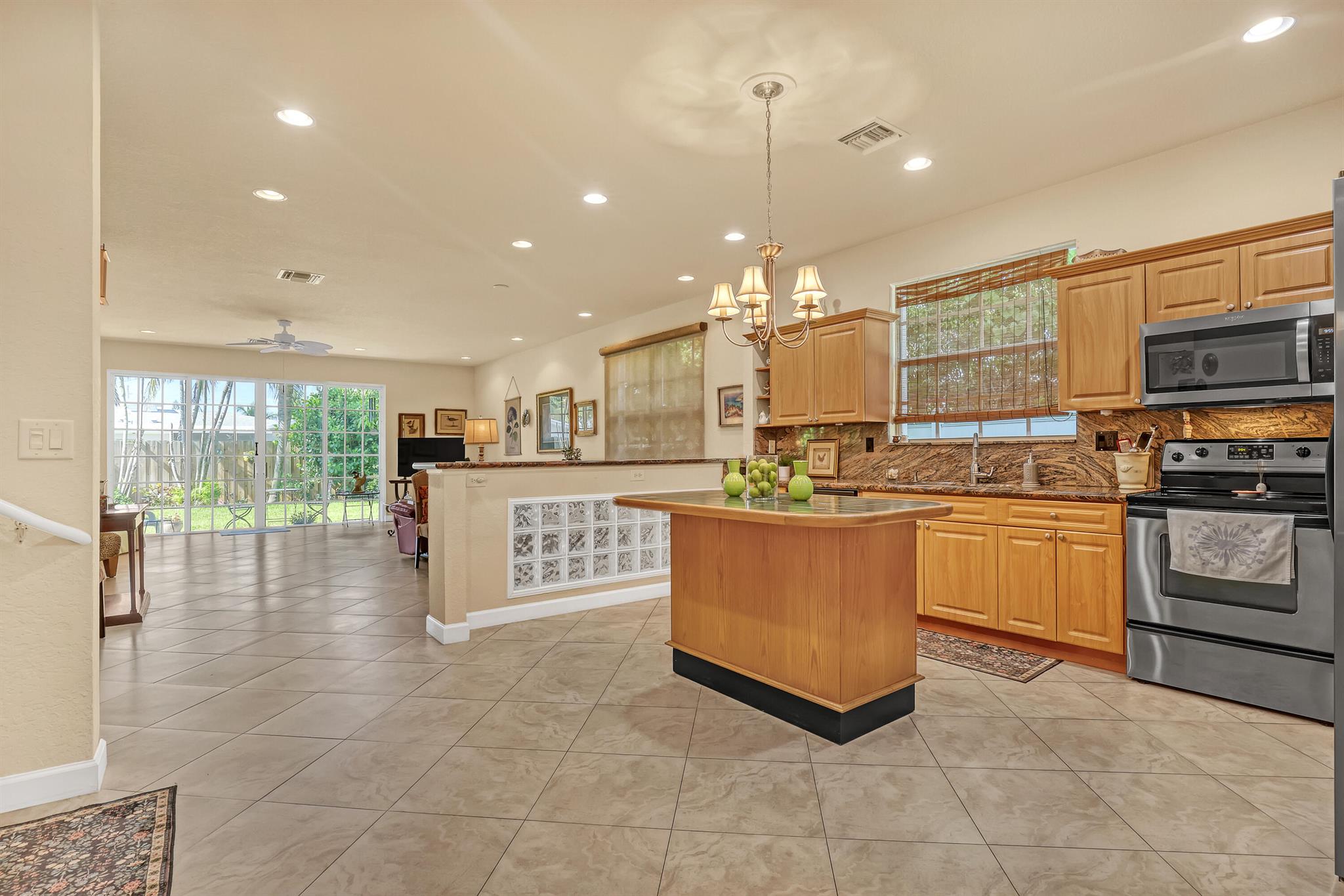 Homes for sale in Pompano Beach, FL | 2560 Ne 11Th Street, Pompano Beach, FL 33062 | MLS# R11102337