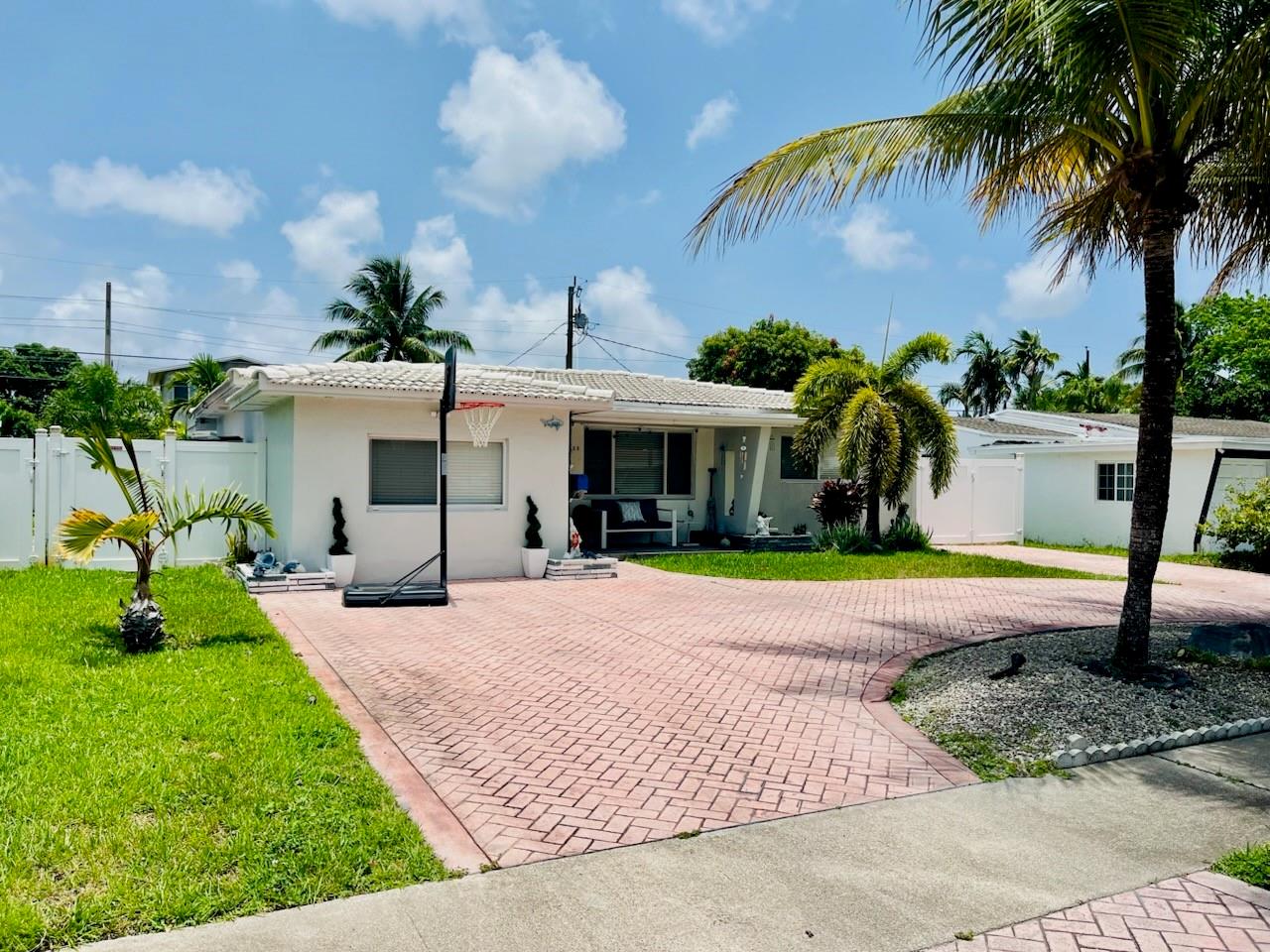 Circular Drive - Plenty of parking