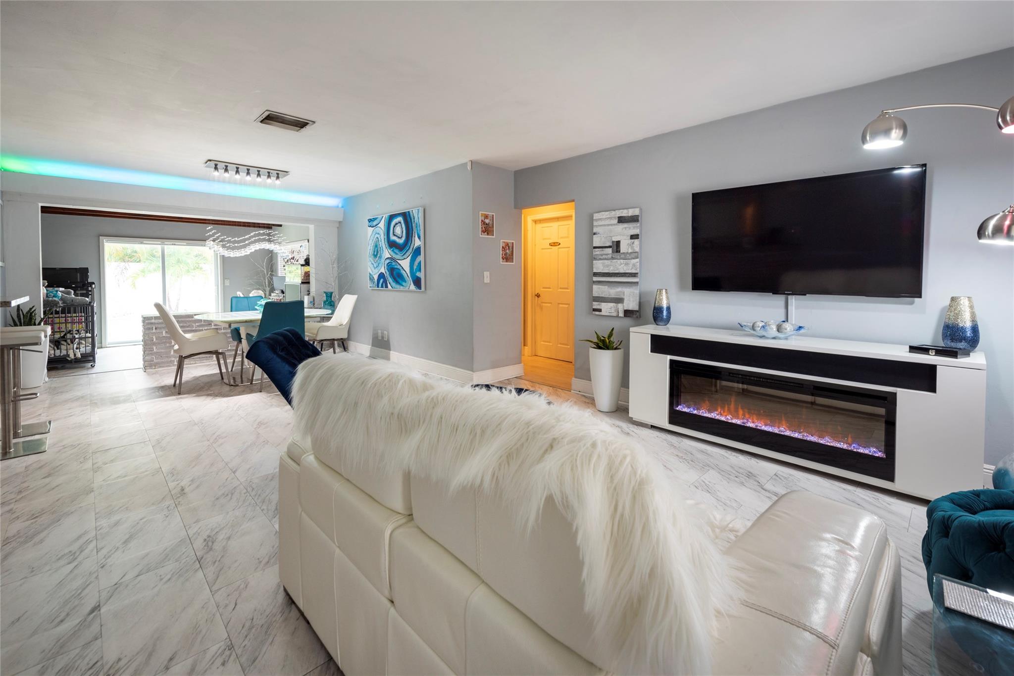 Welcome - Spacious Living & Dining