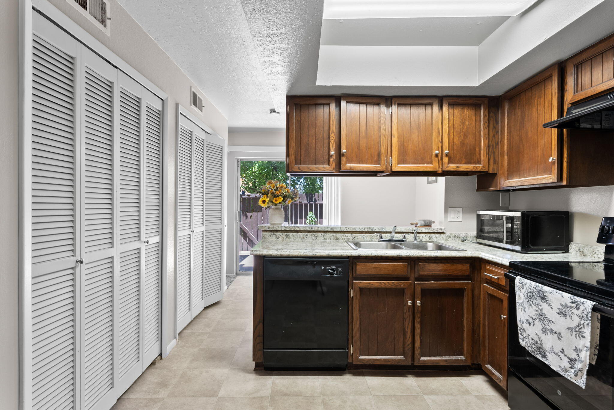 106 CALLE PLAYA DEL SOL NE Kitchen