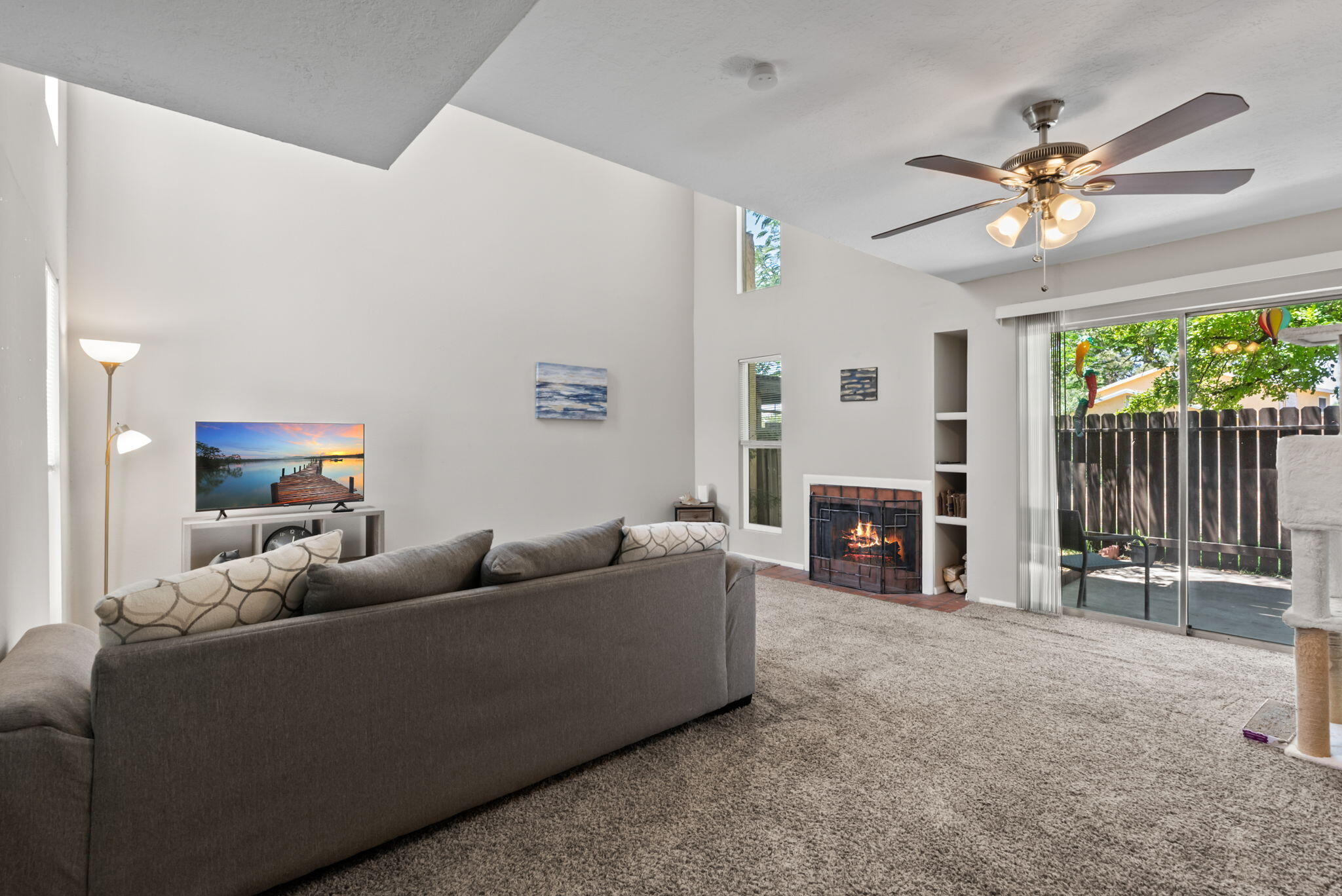 106 CALLE PLAYA DEL SOL NE Living Room