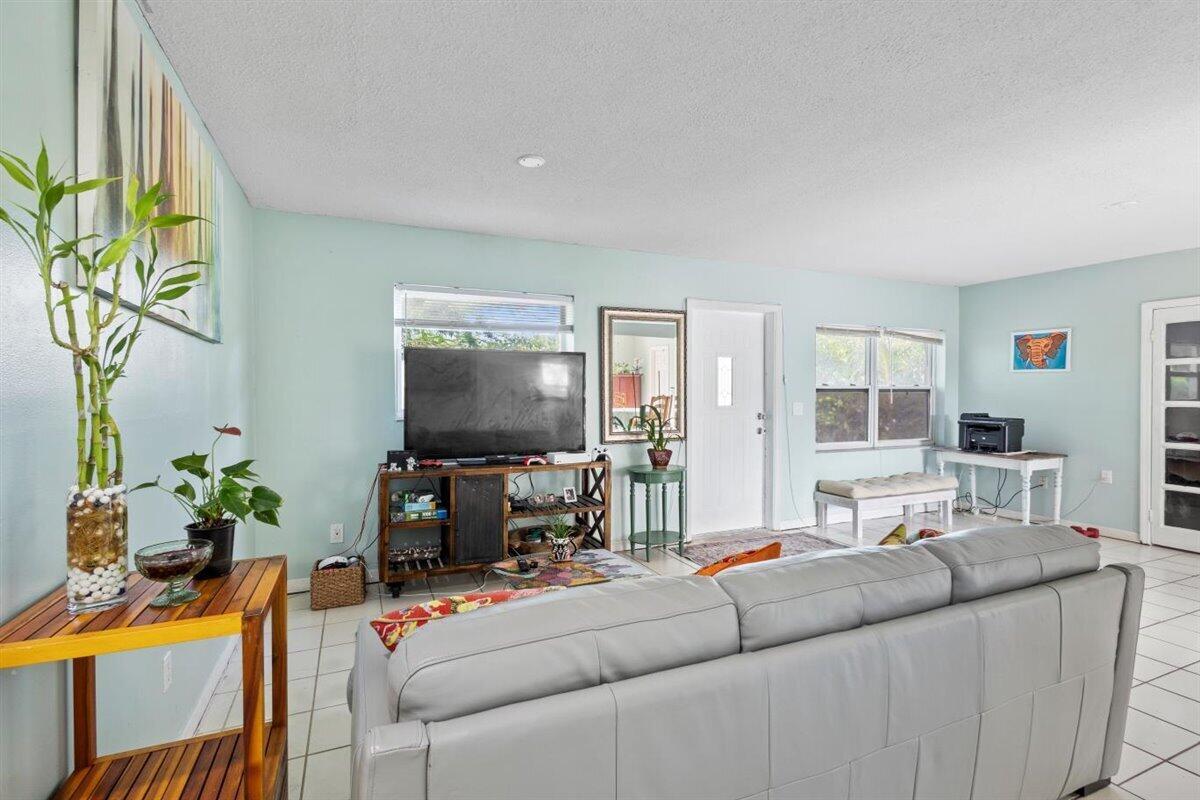 Homes for sale in Stuart, FL | 1625 Se Dixie Hwy, Stuart, FL 34994 | MLS# R11102992