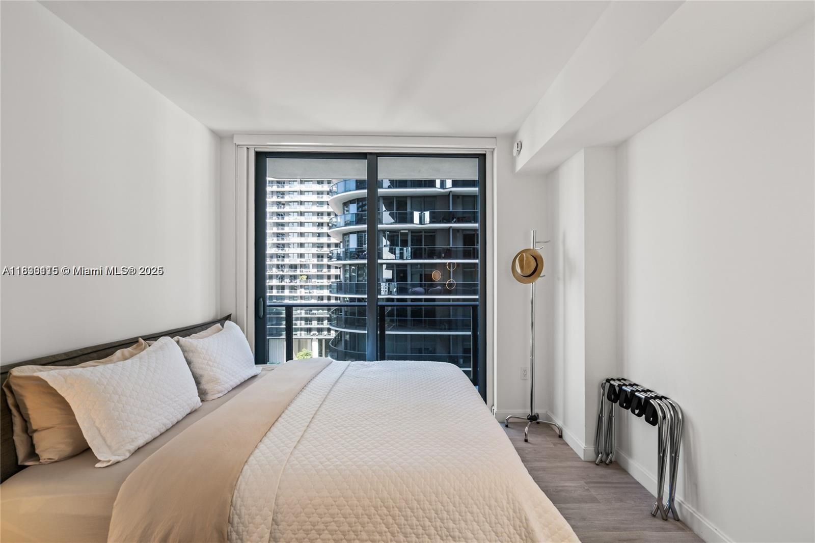 55 SW 9th St #1801, Miami FL 33130
