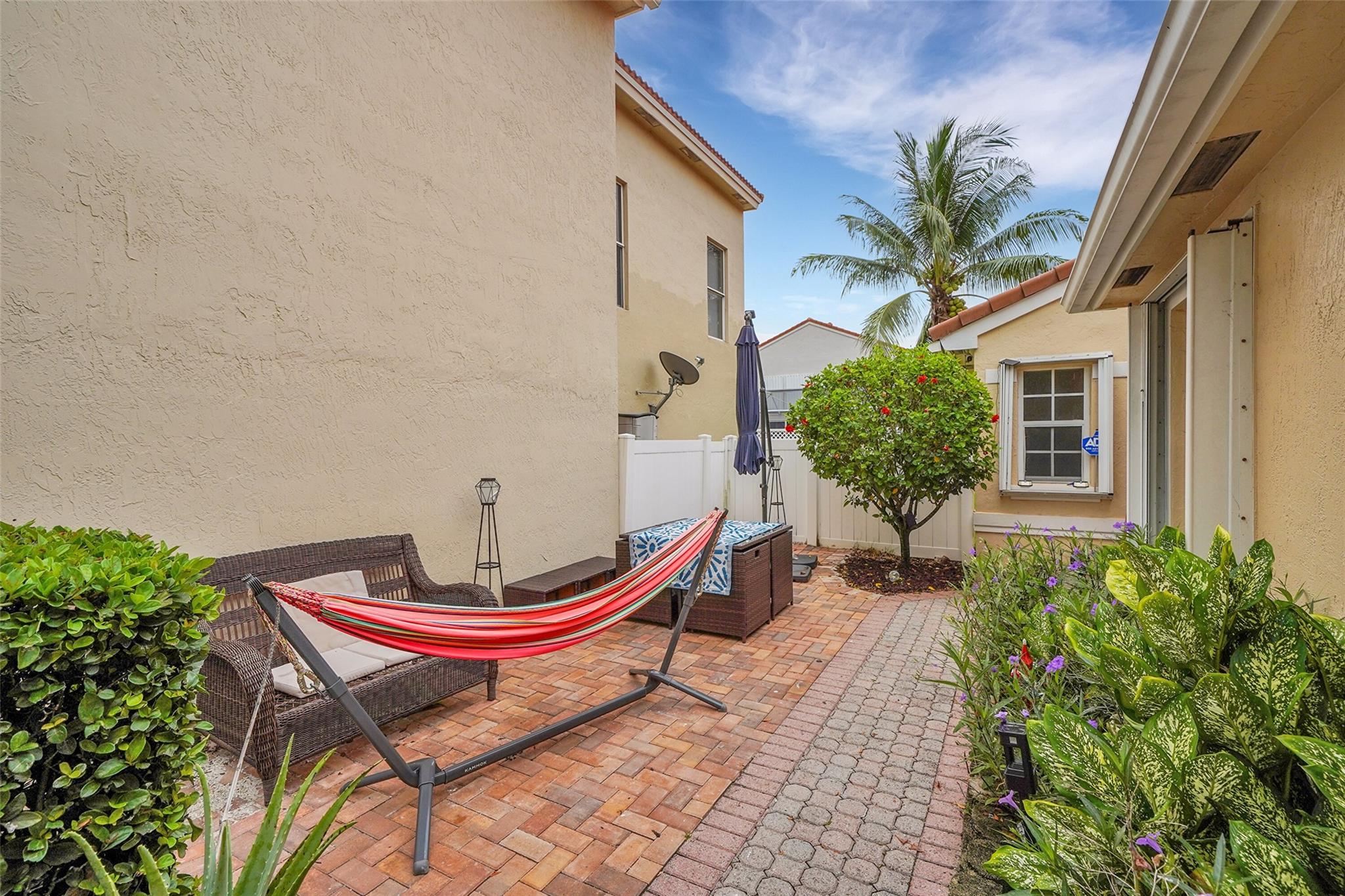 Private entrance patio