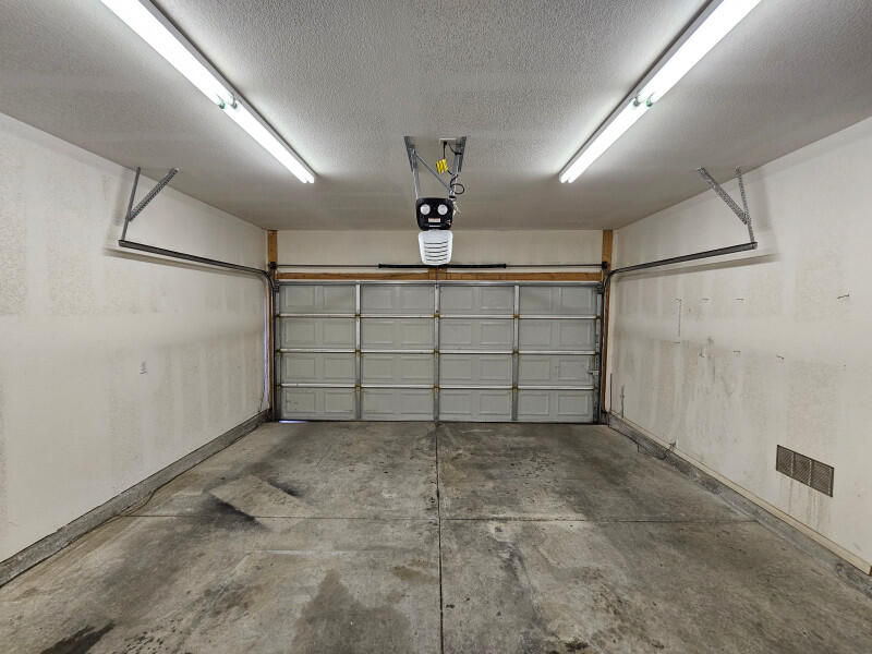 1501 OCEAN BREEZE Drive NE Garage