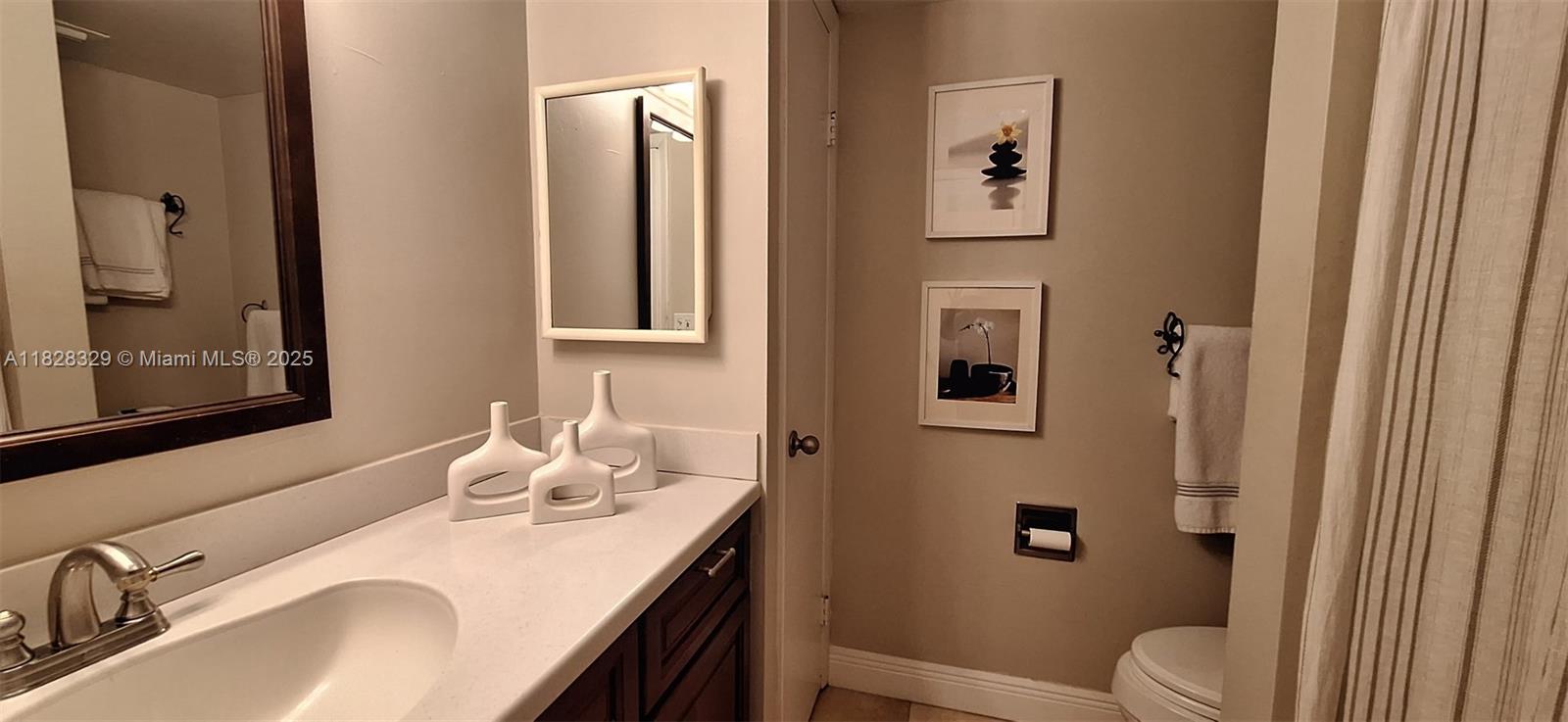 Elegant master bedroom retreat at 3100 49th St - Condo in Fort Lauderdale