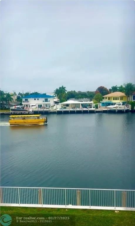 Elegant master bedroom retreat at 3100 49th St - Condo in Fort Lauderdale