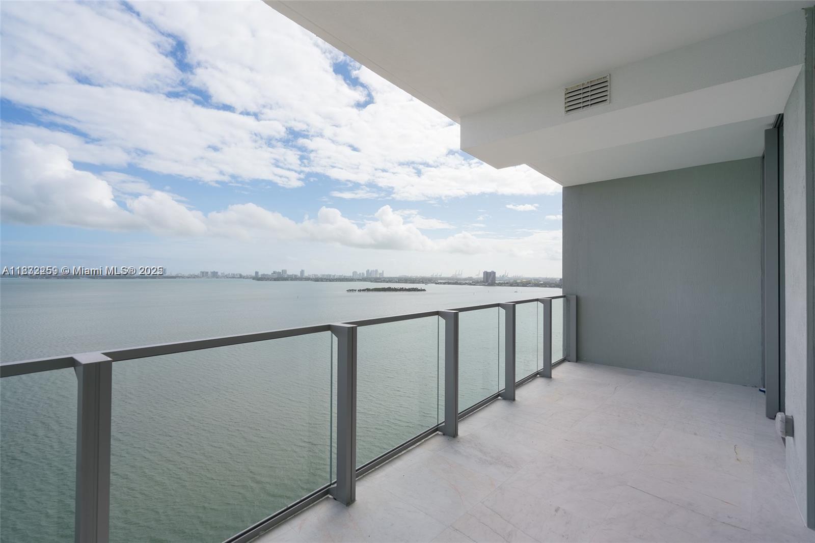 Apartamento à Venda em Miami, FL