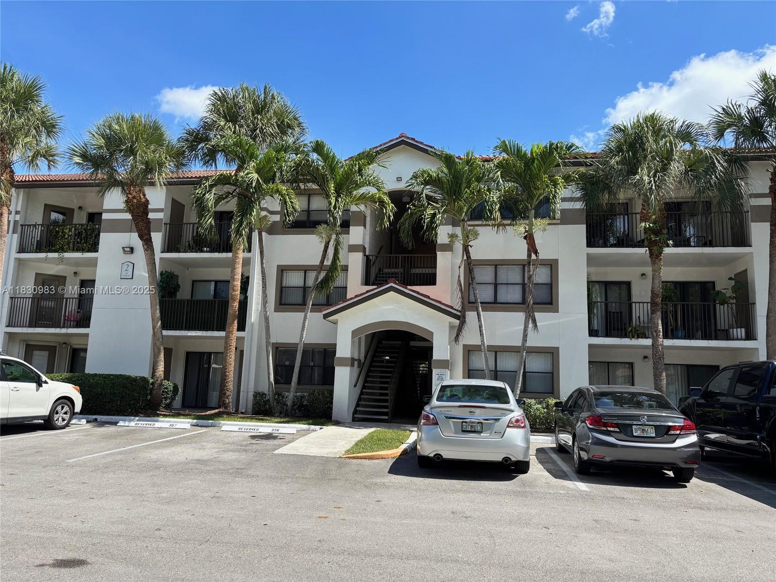 Hollywood Parc Condominiu