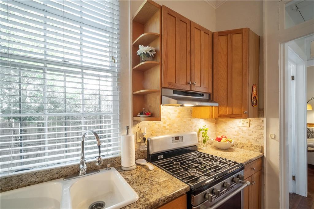 2511 Dauphine Street