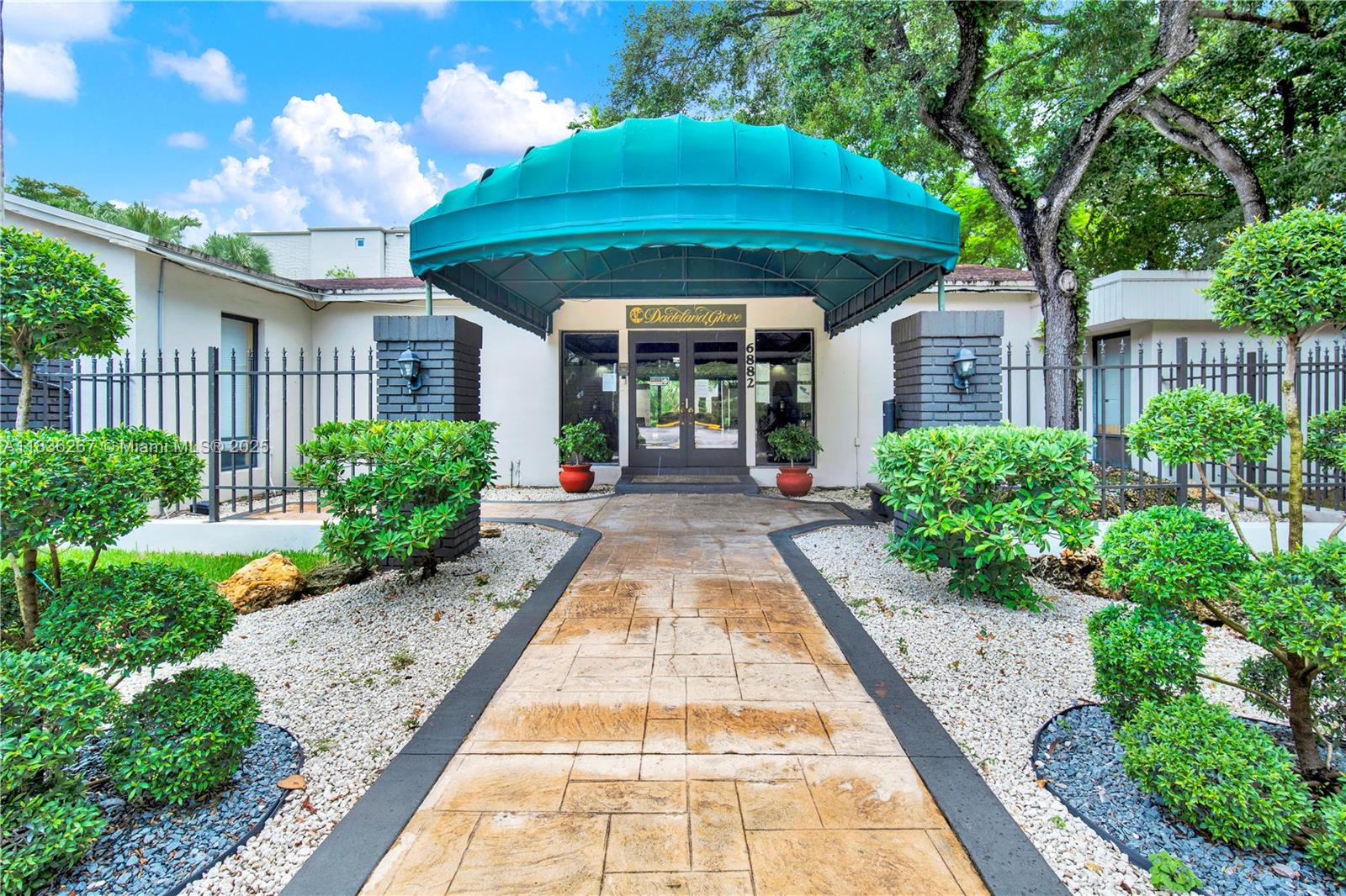 Homes for sale in Pinecrest, FL | 6886 N Kendall Dr #D102, Pinecrest, FL 33156 | MLS# A11836267